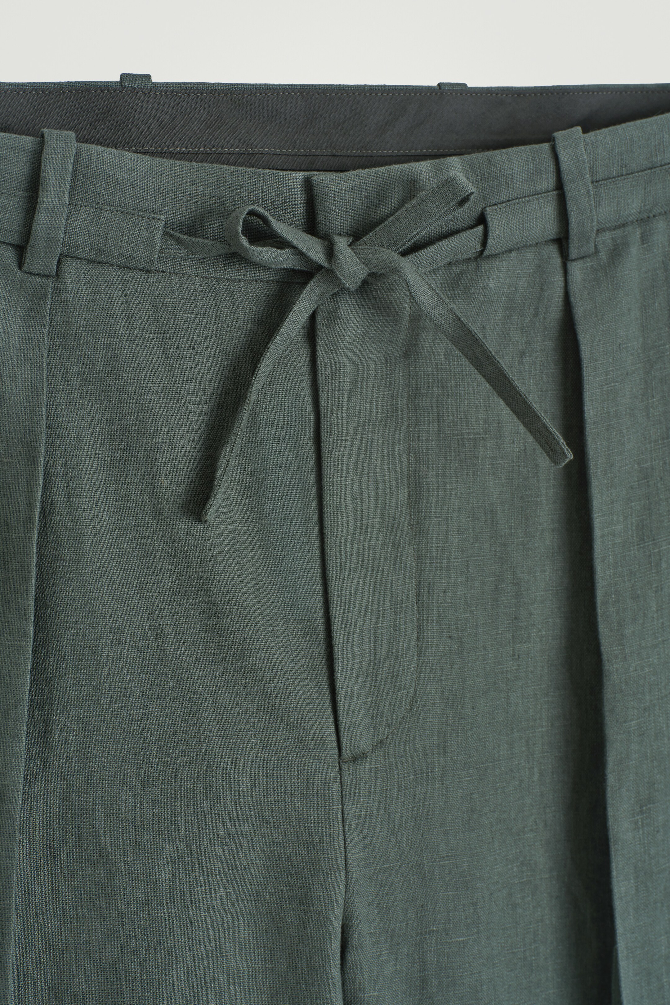 Agrandir l'image: SHORT DE COSTUME TAILLE AJUSTABLE EN LIN - VERT FONCÉ - HOMME | H&M BE 7