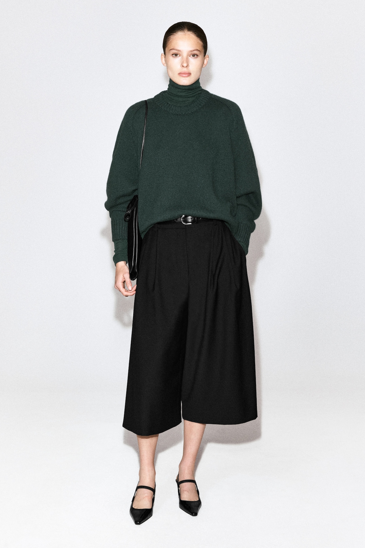 ROUNDED PURE CASHMERE CREW-NECK SWEATER — DARK GREEN