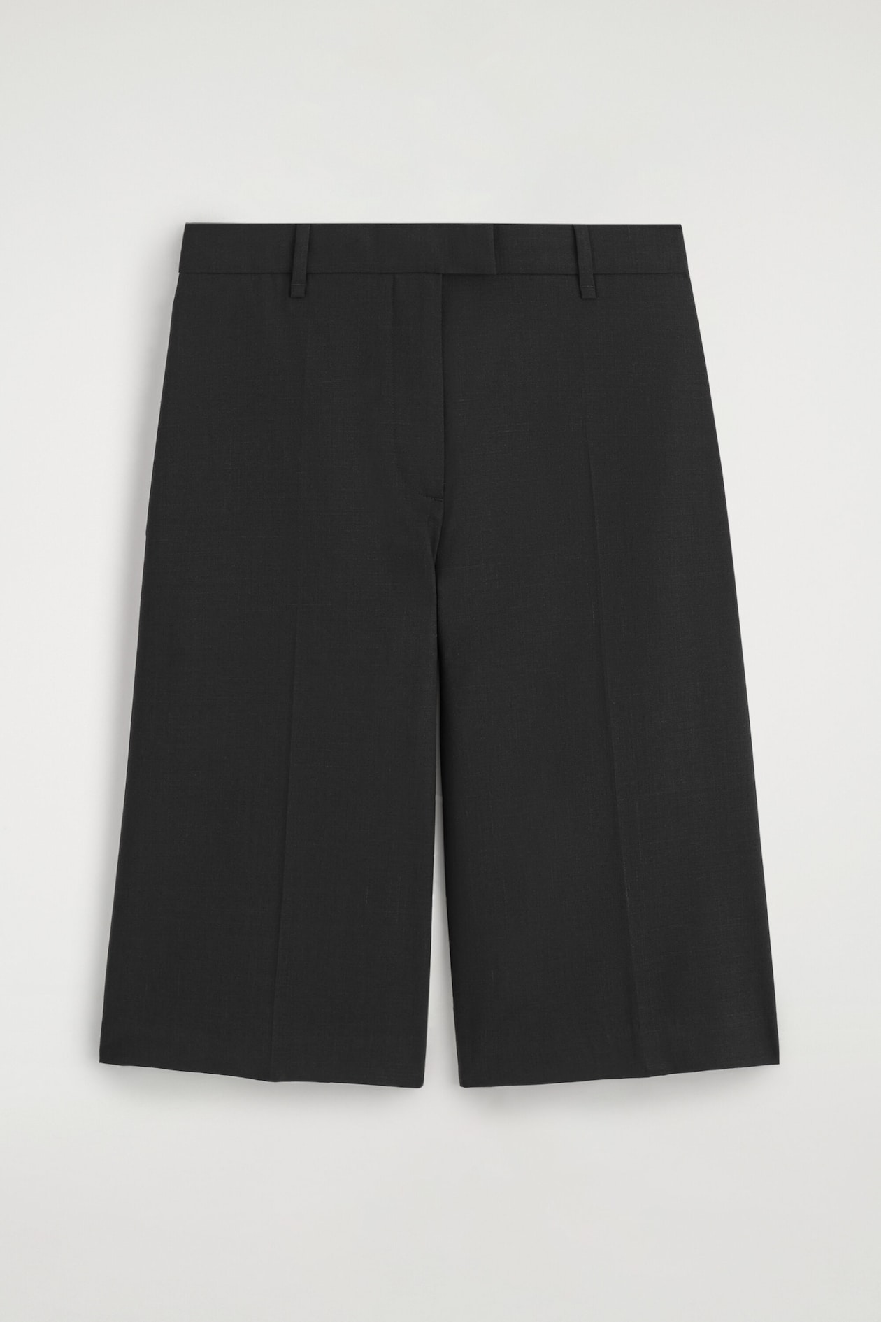 TAILORED BERMUDA SHORTS — BLACK