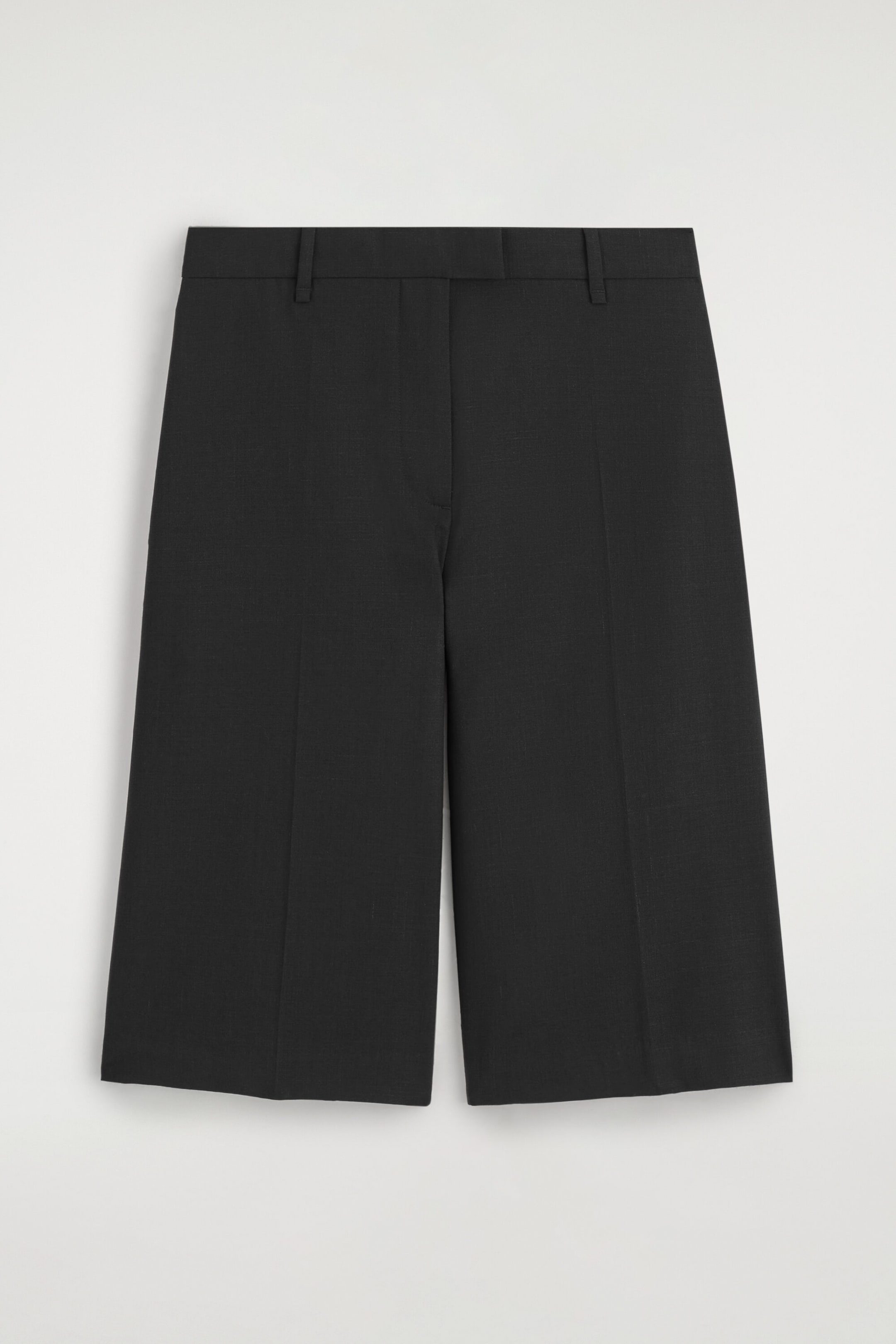 TAILORED BERMUDA SHORTS