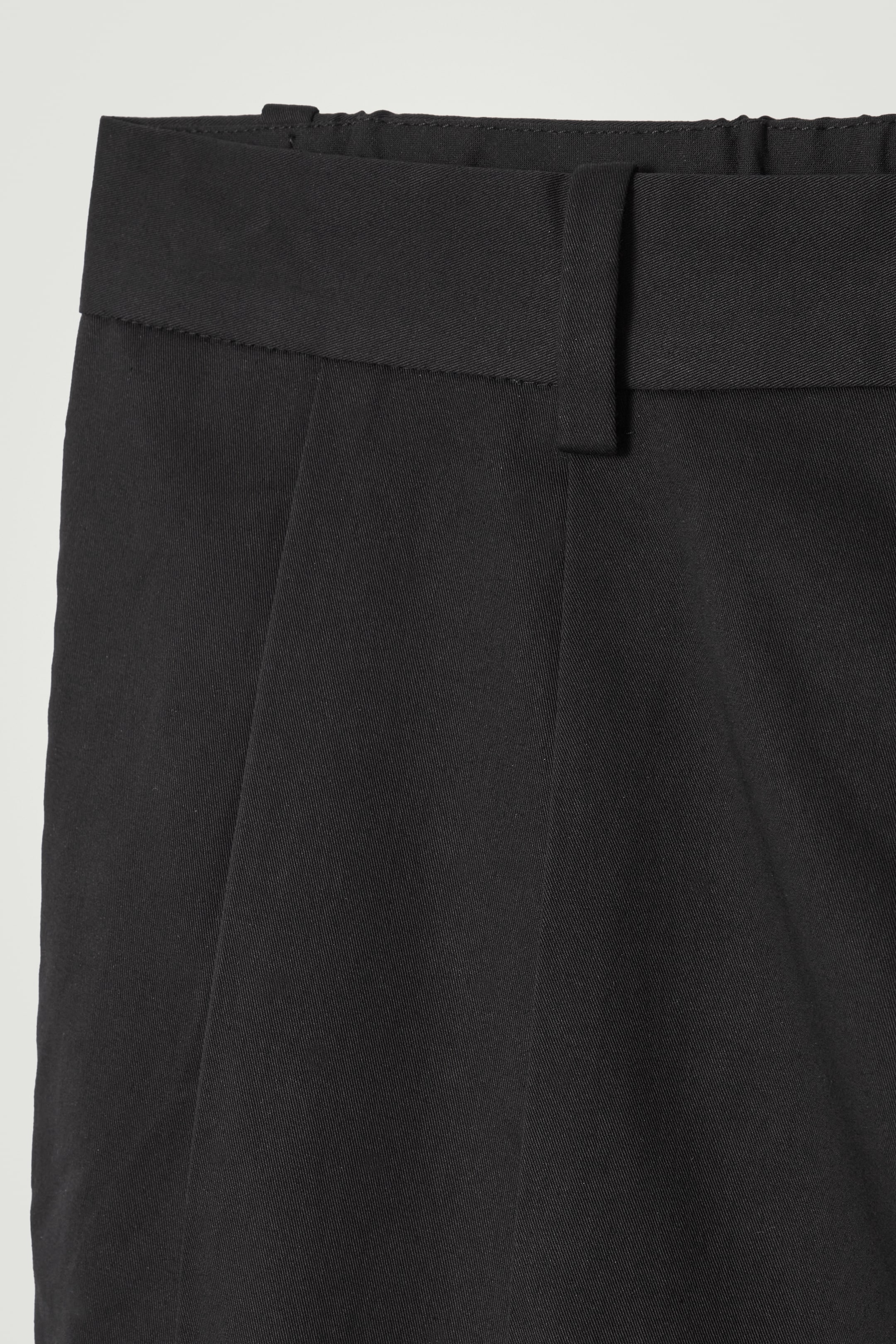 Ingrandisci l'immagine: PLEATED COTTON TAPERED TROUSERS - BLACK - UOMO | H&M CH 3