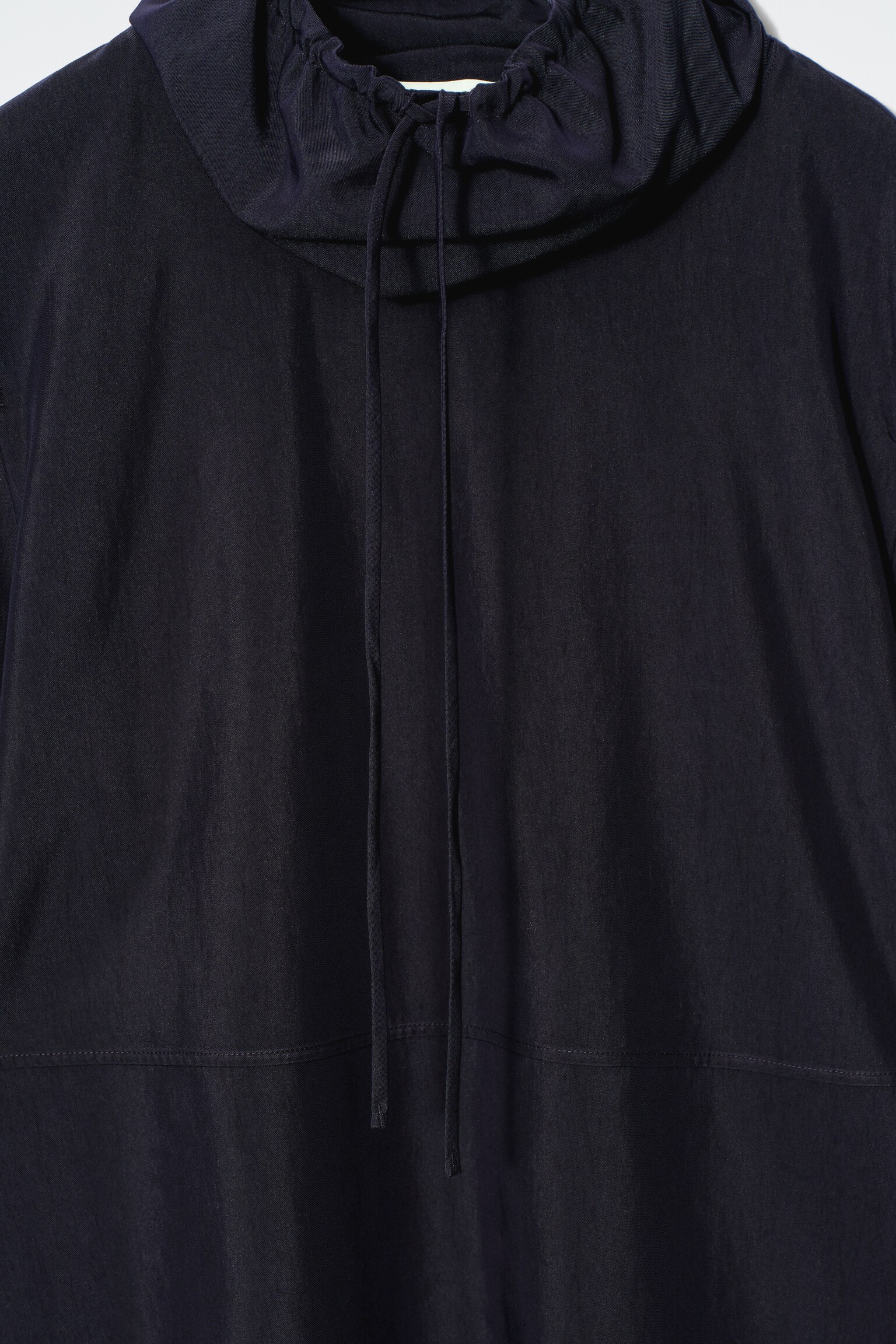 CAMISETA CUELLO CON CORDÓN - AZUL MARINO - 8