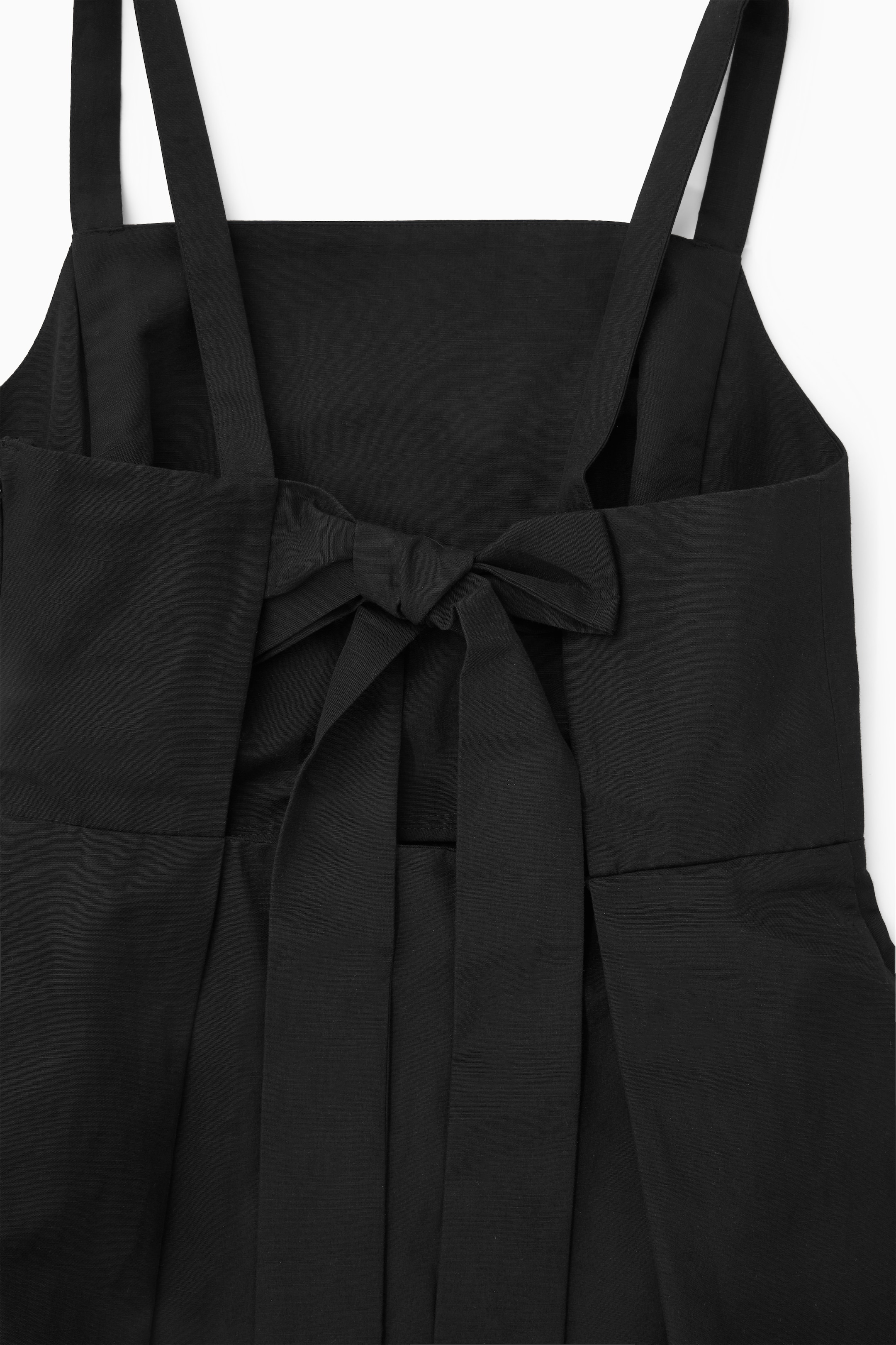 Grösseres Bild ansehen: MINI-SCHÜRZENKLEID MIT RÜCKENAUSSCHNITT - SCHWARZ - DAMEN | H&M CH 2