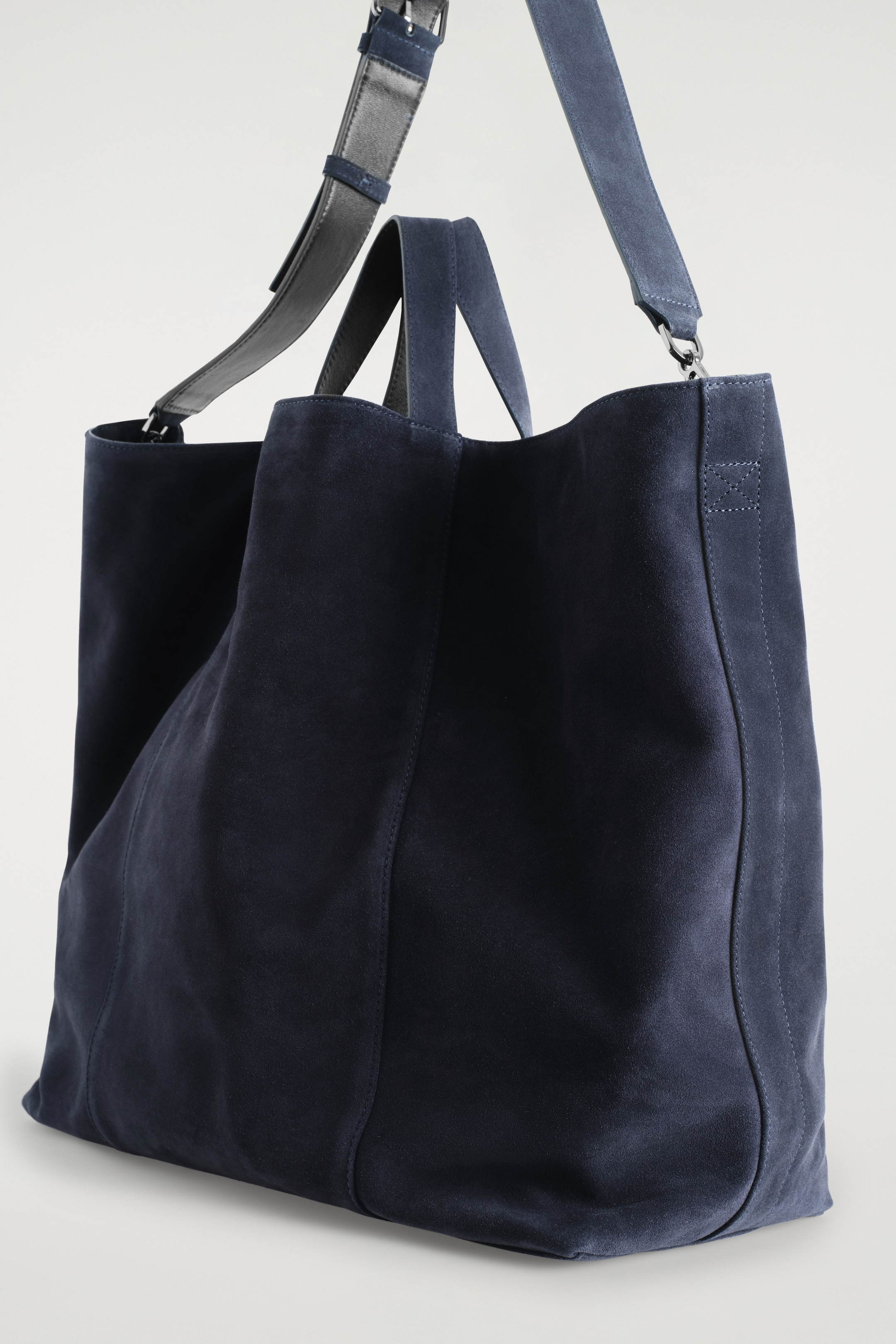 Visa större bild: MULTIFUNKTIONELL TOTEBAG I MOCKA - MARINBLÅ - HERR | H&M SE 4