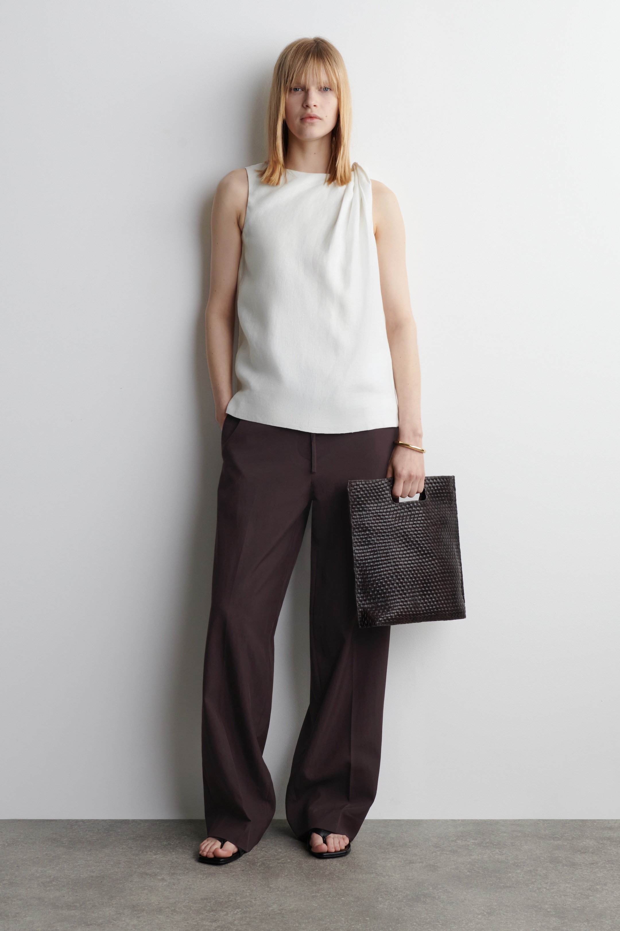 Преглед на по-голямо изображение: TWISTED-DETAIL LINEN TOP - БЯЛО - ЖЕНИ | H&M BG 2