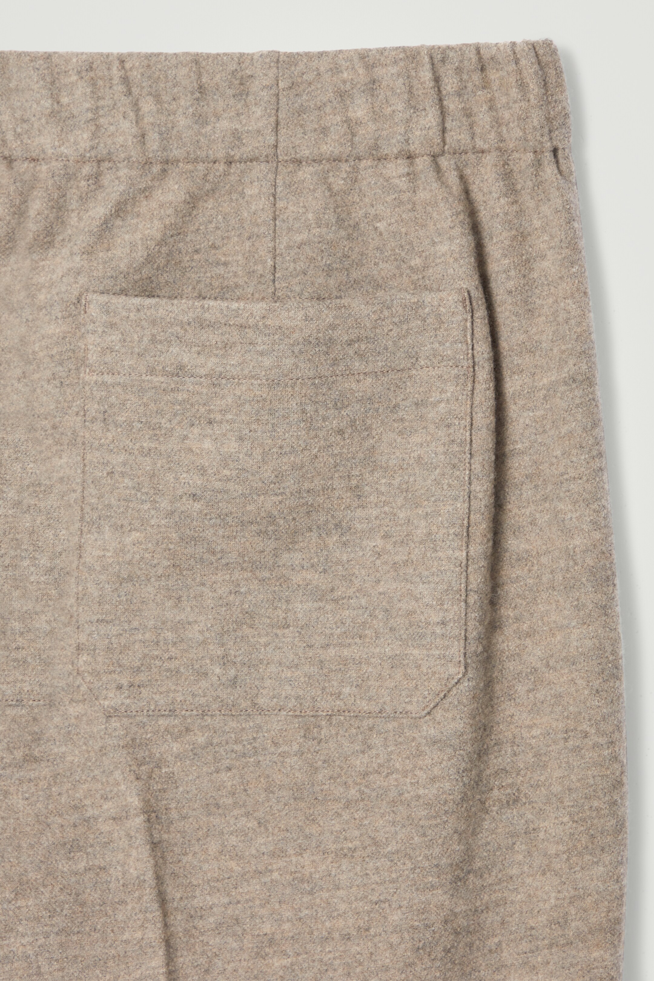 Ingrandisci l'immagine: ELASTICATED BOILED-WOOL TROUSERS - DARK BEIGE - UOMO | H&M CH 2