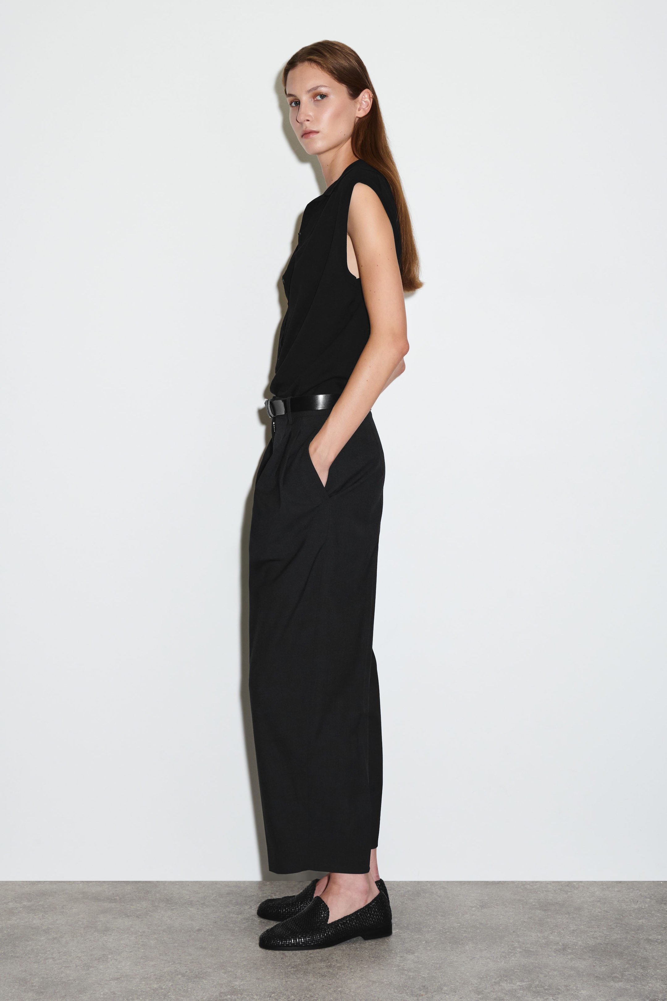 PLEATED BARREL-LEG WOOL PANTS