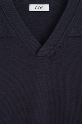 MERINO WOOL V-NECK SWEATER — MIDNIGHT 7