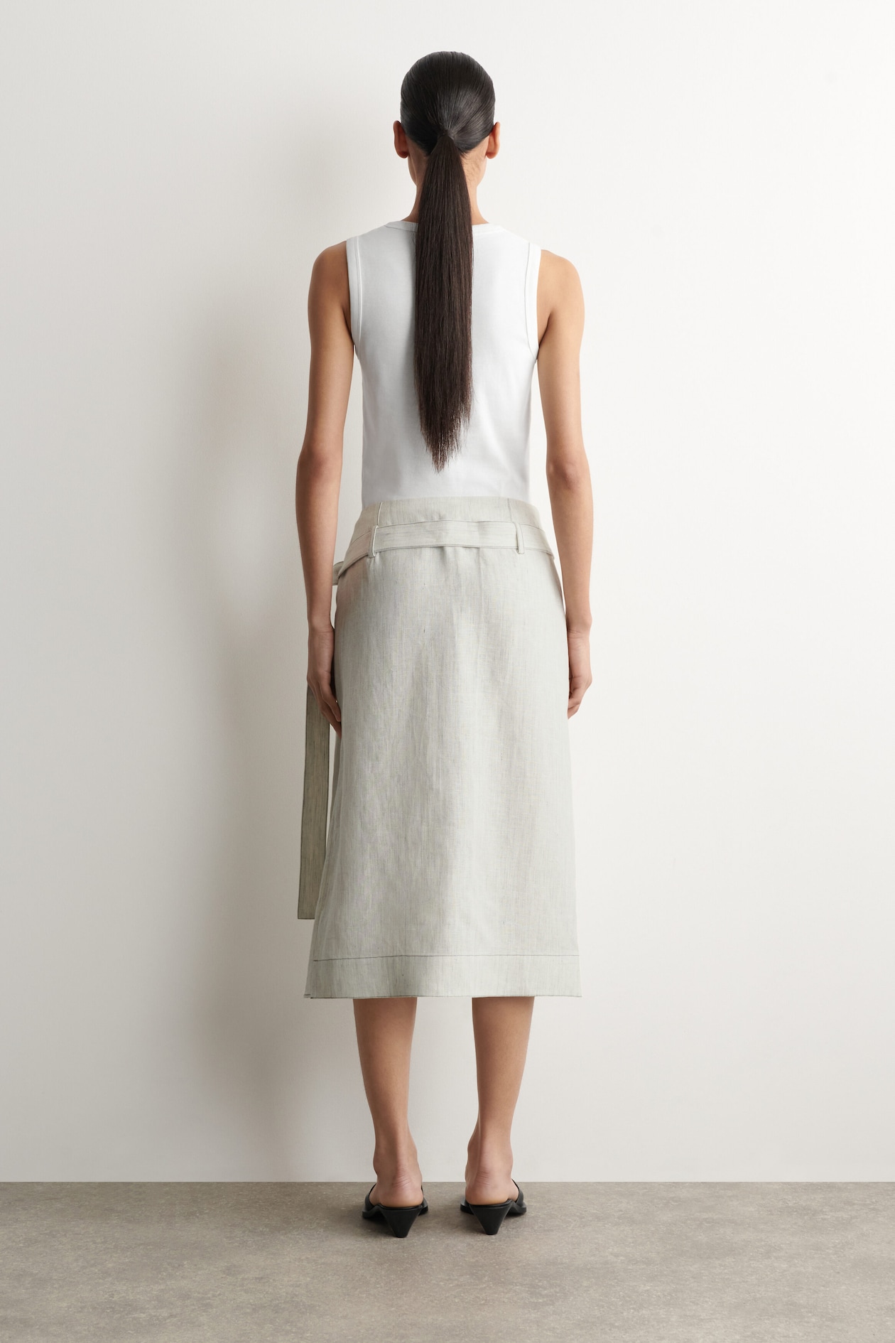 BELTED PLEATED LINEN MIDI SKIRT — LIGHT GRAY