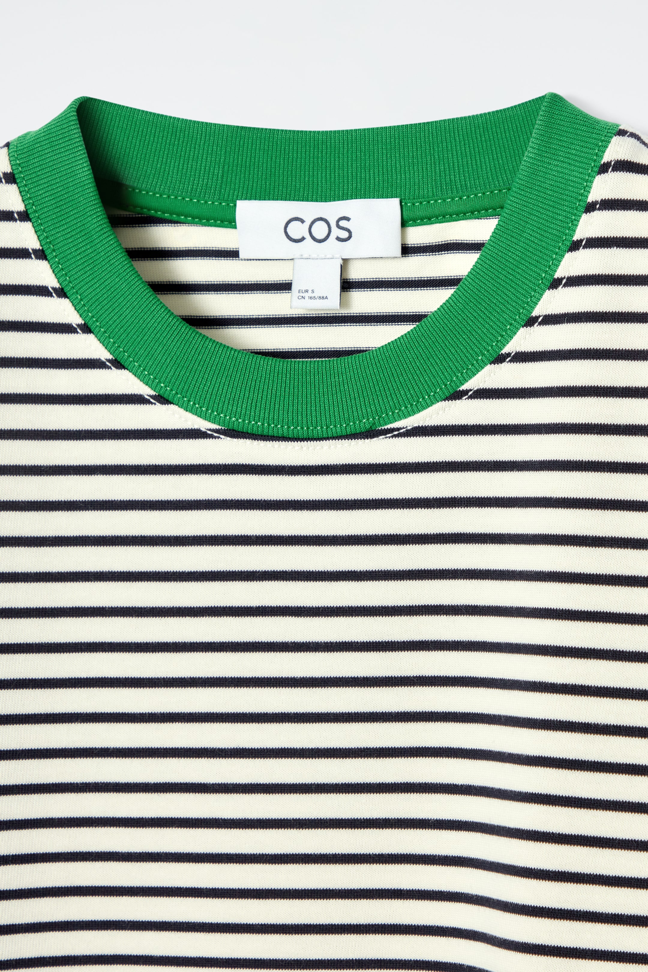 Ingrandisci l'immagine: CLEAN CUT REGULAR T-SHIRT - BLACK / GREEN / STRIPED - DONNA | H&M CH 6