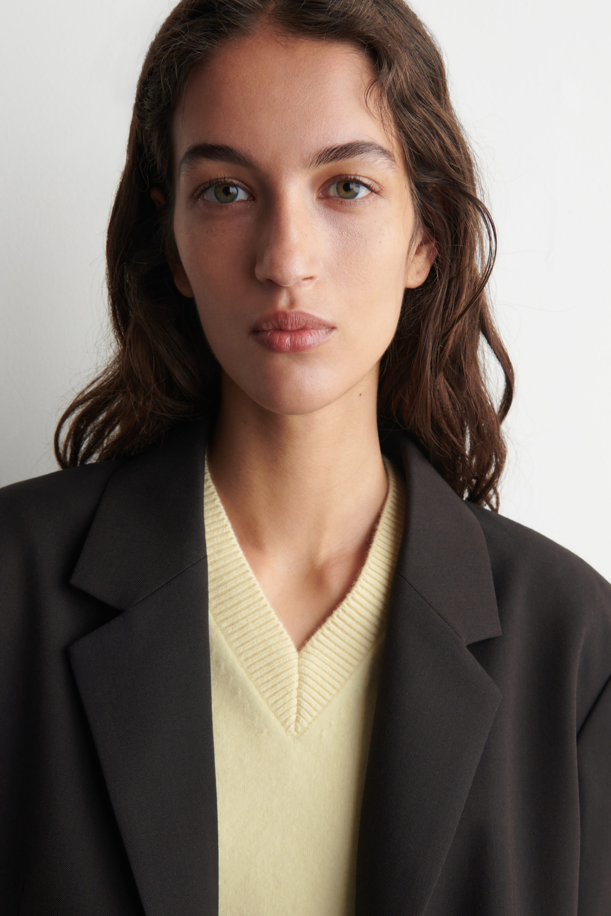 ROUNDED WOOL V-NECK JUMPER - BUTTER YELLOW | COS