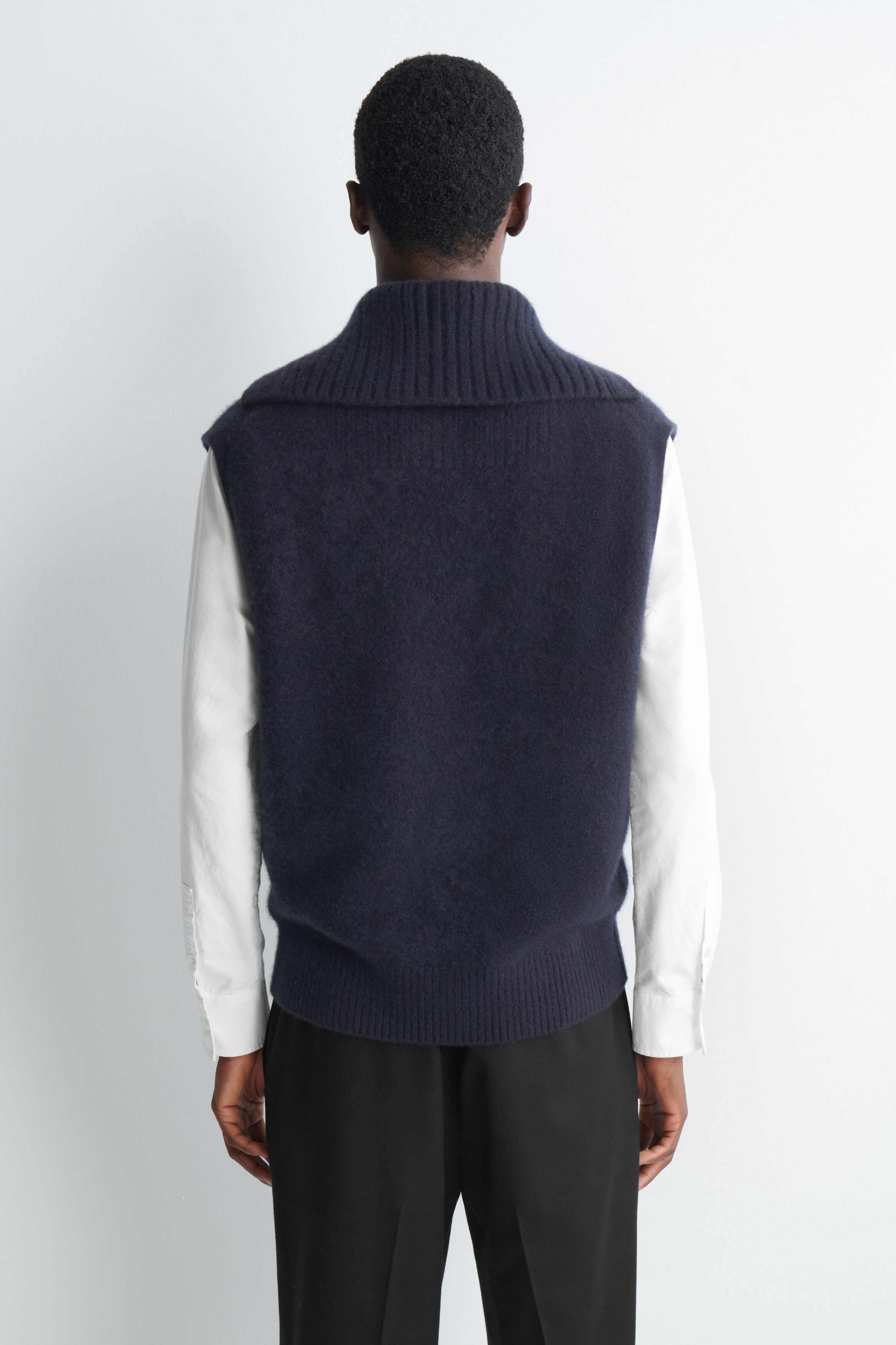 BUTTONED CASHMERE MOCK-NECK TANK - thumbnail 4