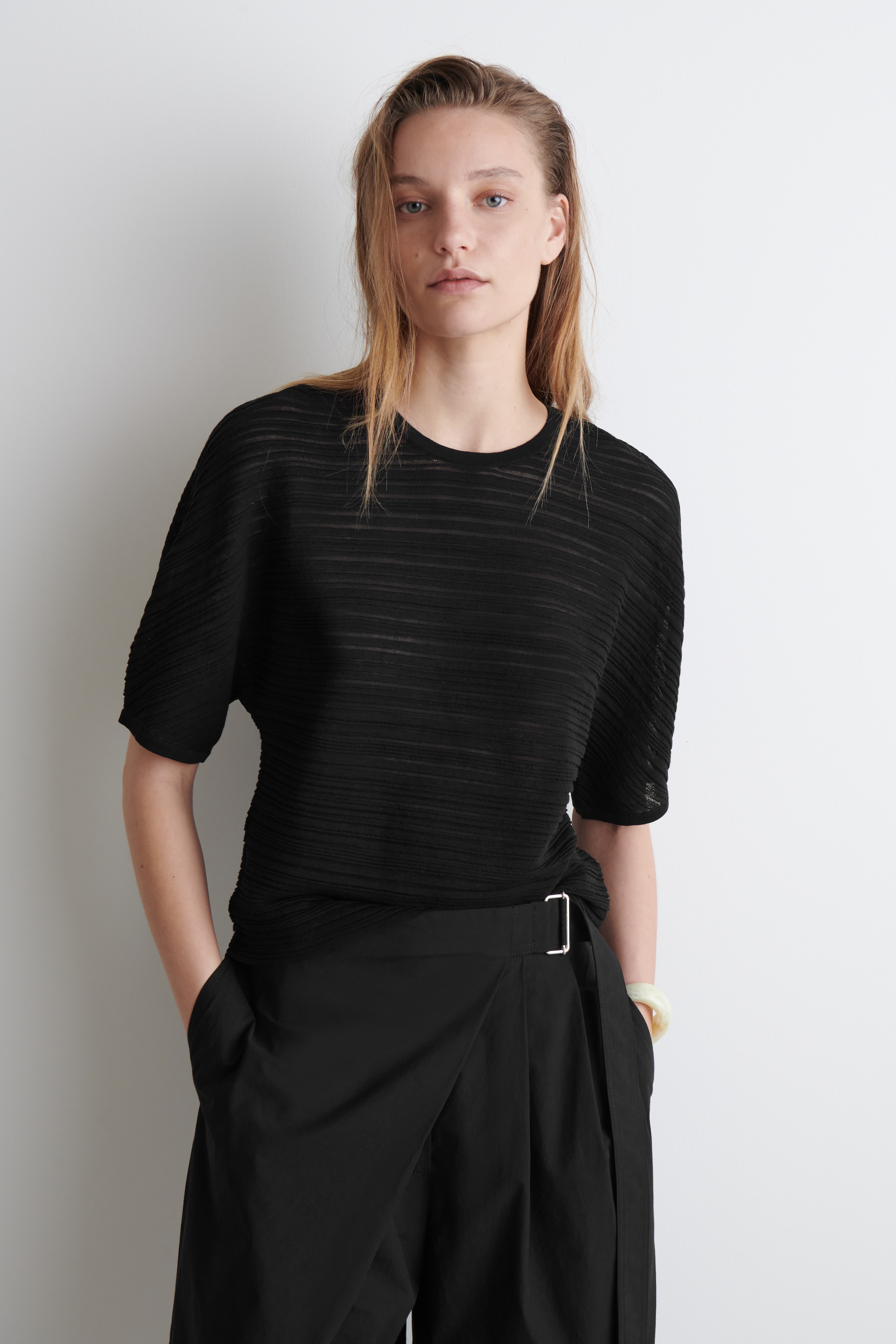 Ver imagen más grande: CAMISETA DE PUNTO PLISADA - NEGRO - MUJER | H&M ES 1