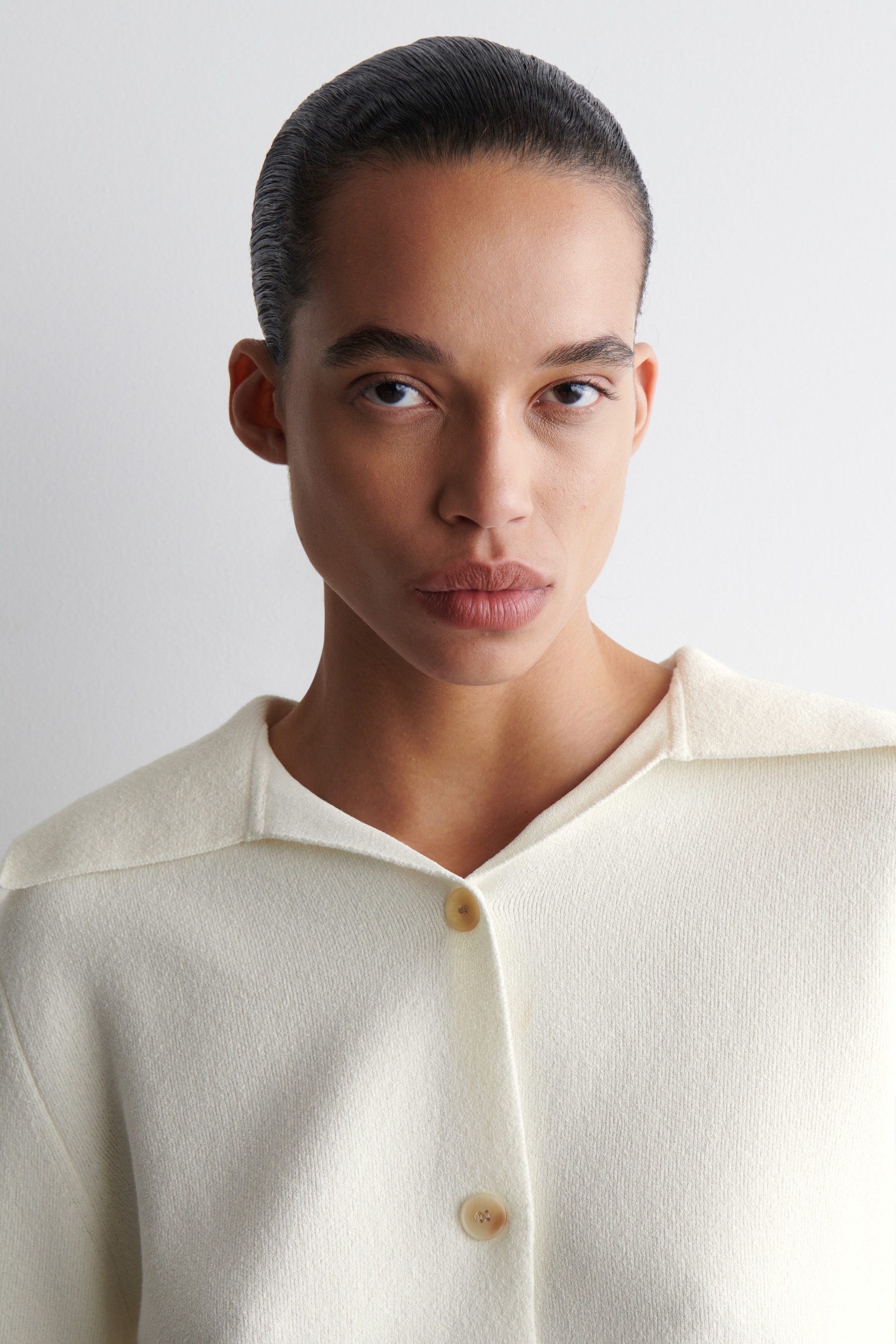 Grösseres Bild ansehen: GESTRICKTE JACKE MIT KRAGEN - ELFENBEIN - DAMEN | H&M CH 4