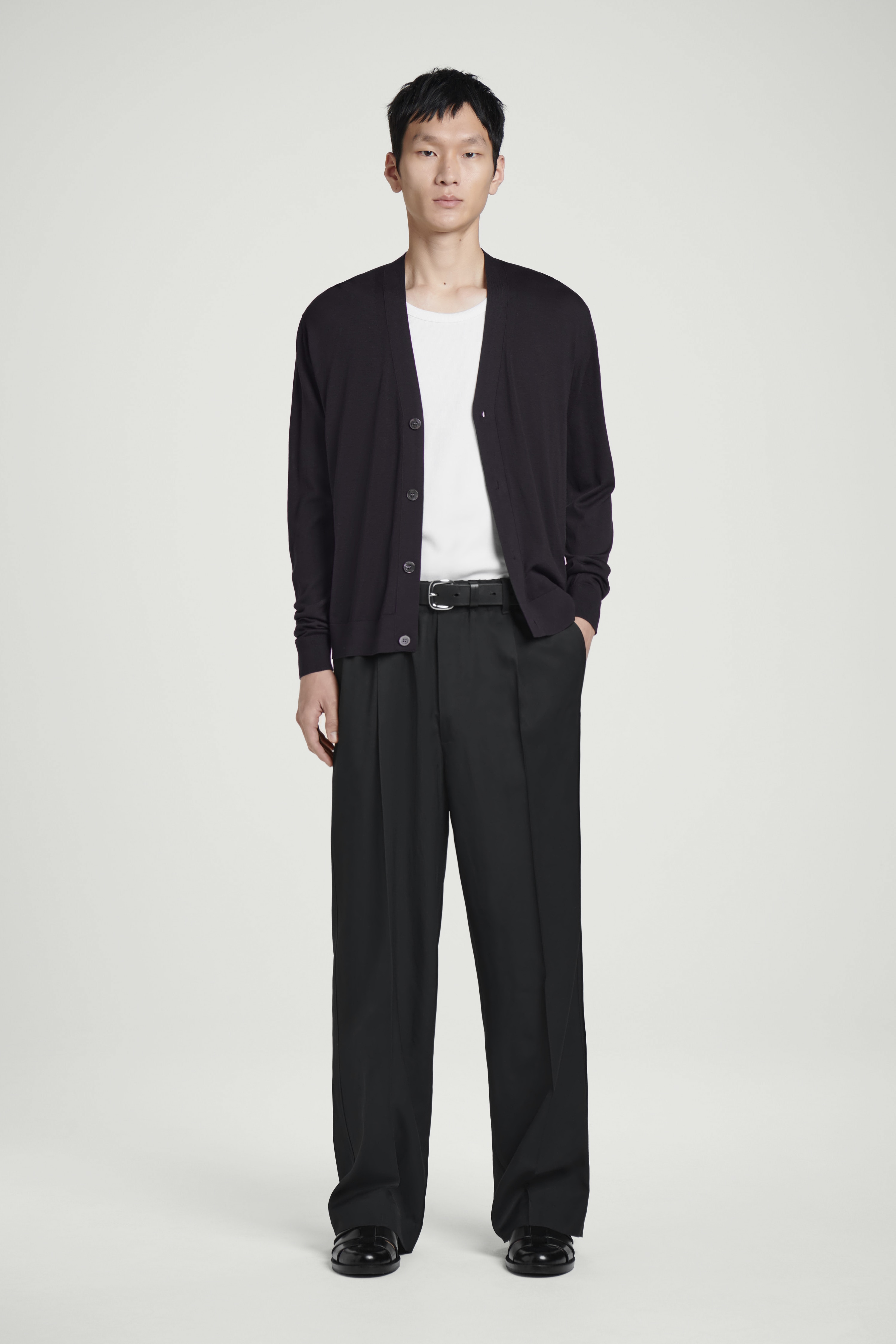 SPODNIE Z ELASTYCZNĄ TALIĄ I ZAKŁADKAMI - CZARNY