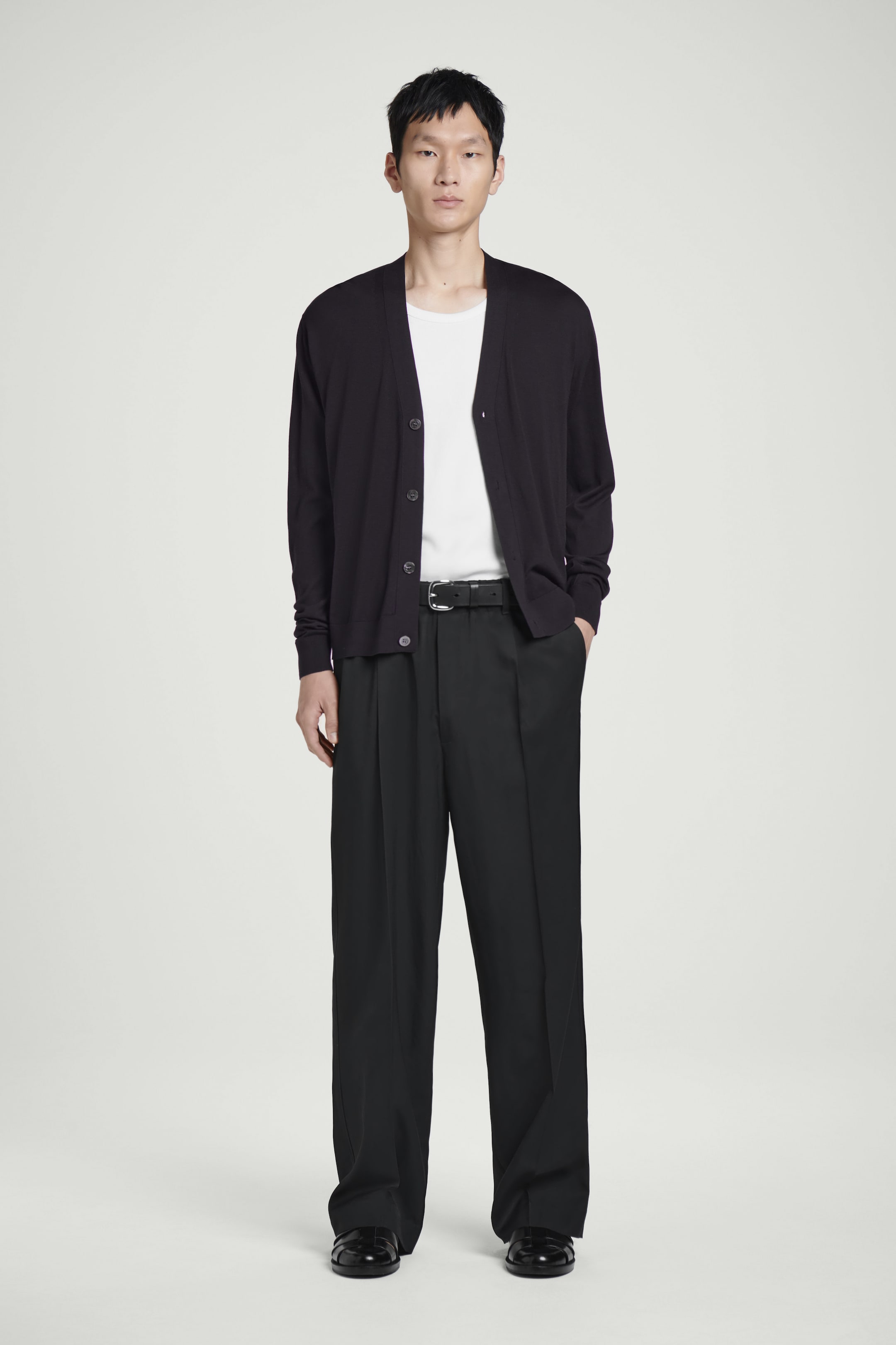 Visa större bild: BYXOR I ULLTWILL MED PRESSVECK OCH RESÅRLINNING - SVART - HERR | H&M SE 1