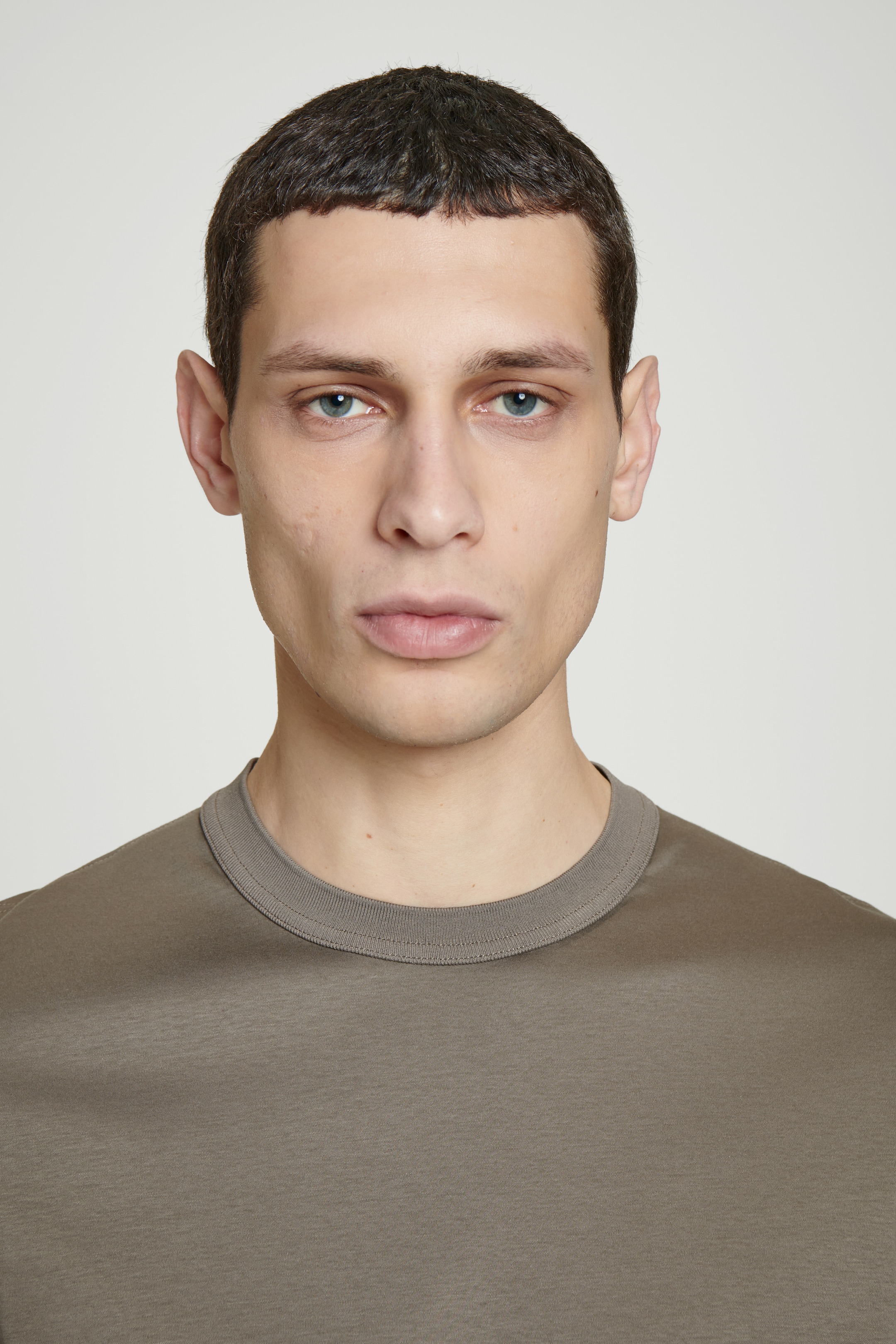 Zobacz większy obraz: KLASYCZNY T-SHIRT Z BAWEŁNY MERCERYZOWANEJ - CIEMNY BRĄZOWOSZARY - ON | H&M PL 6
