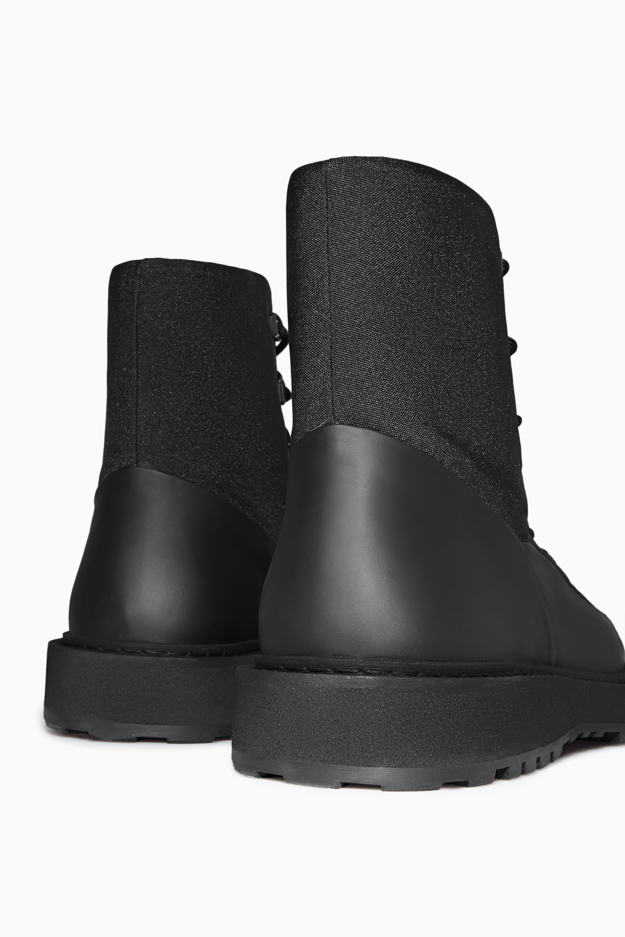 Näytä suurempi kuva: LEATHER-TRIMMED HIKING BOOTS - BLACK - MIEHET | H&M FI 4
