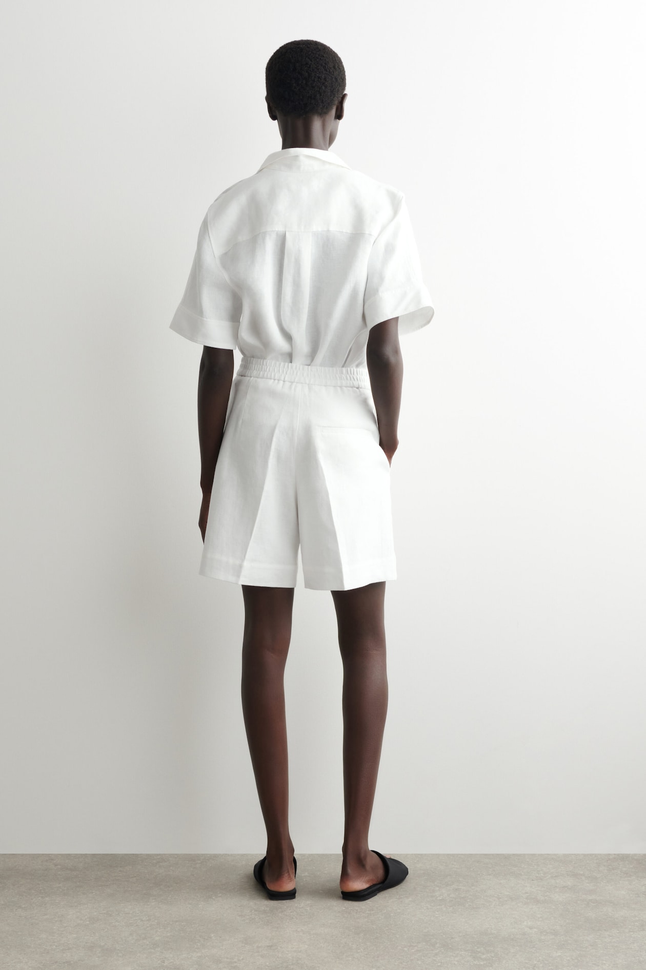 TAILORED ELASTICATED LINEN SHORTS — WHITE