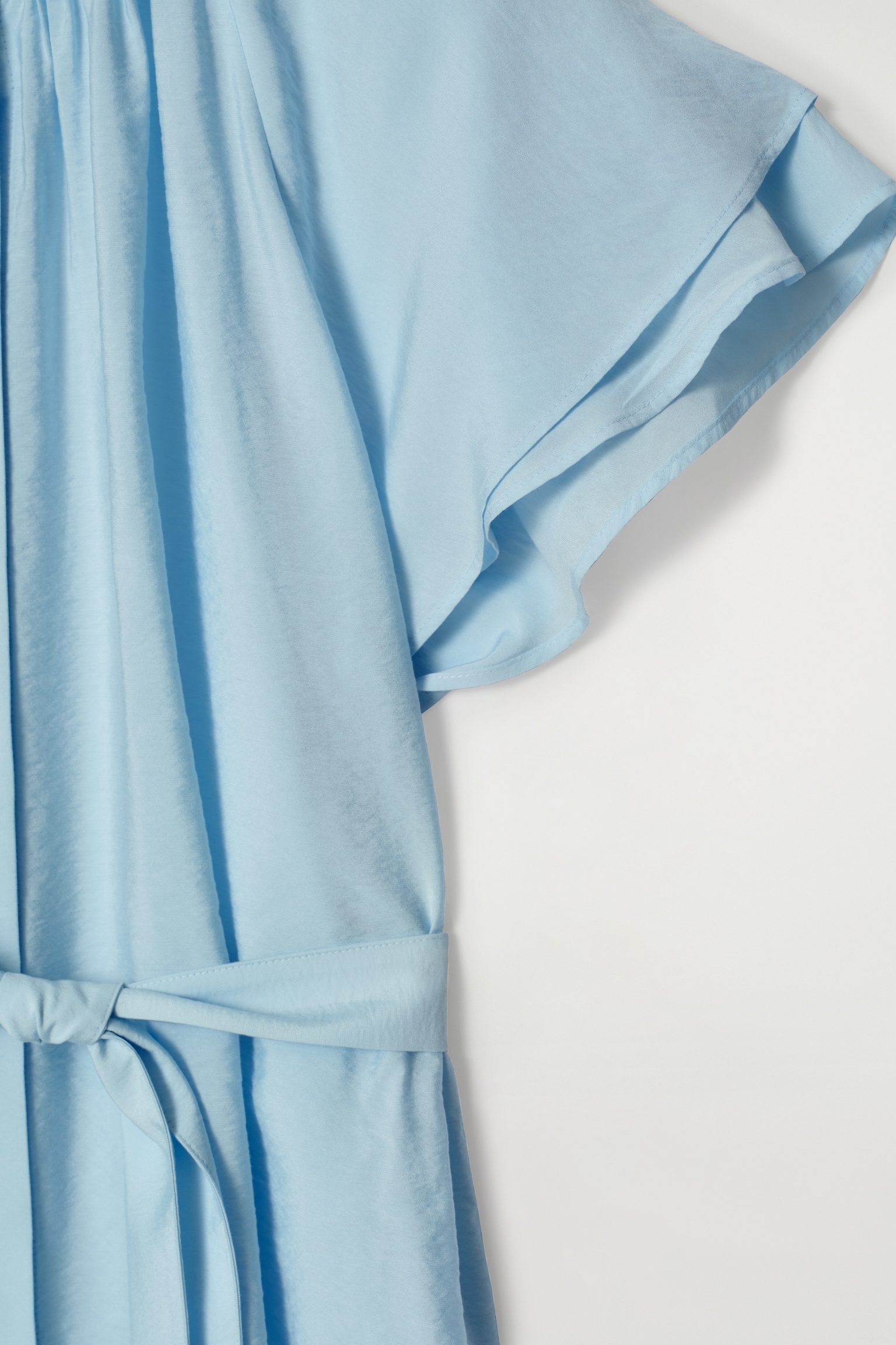 BLUSA CON CAPAS Y CINTURÓN DE LAZADA - AZUL CLARO/BLANCO - 3