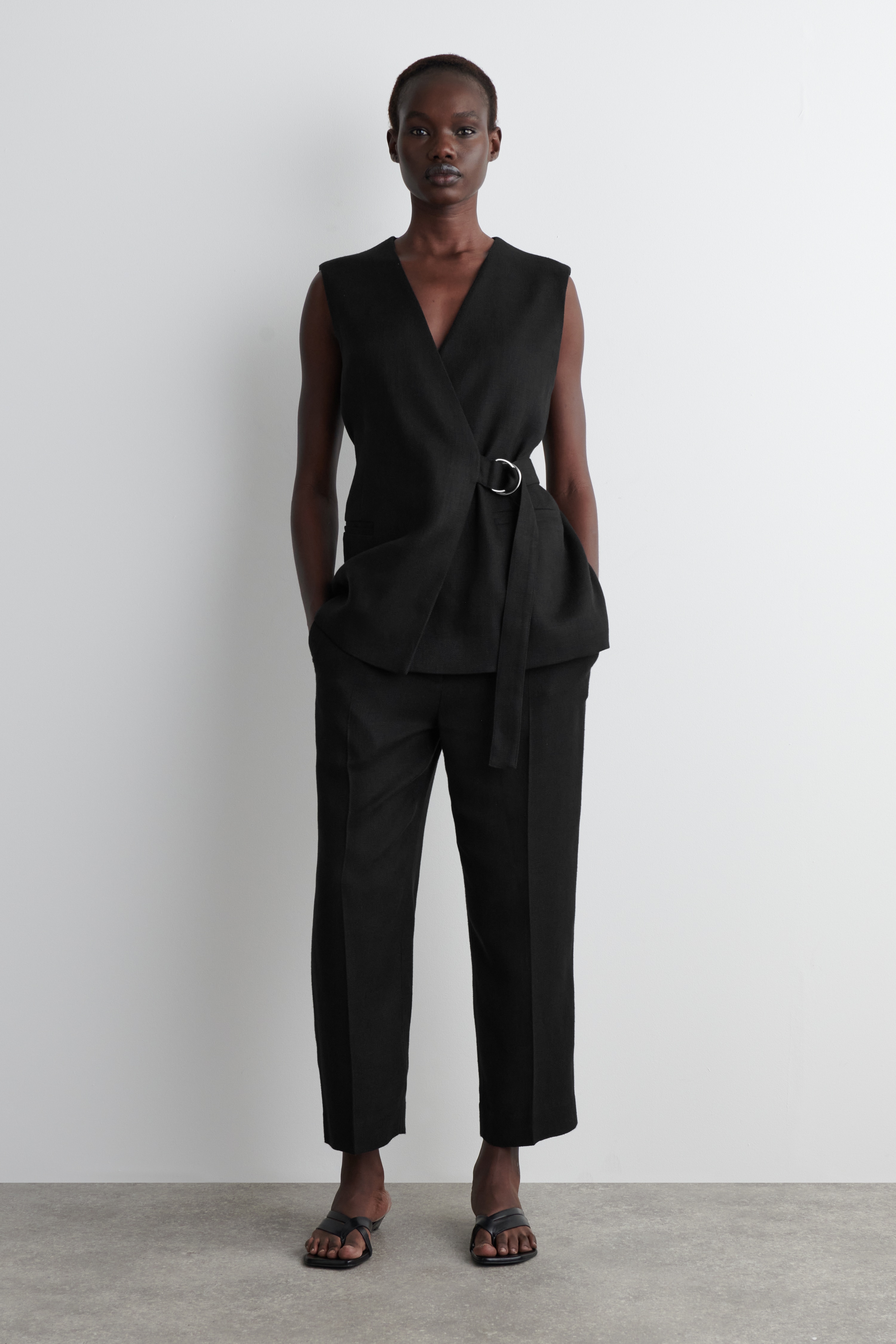 VERKÜRZTE ELEGANTE HOSE - SCHWARZ