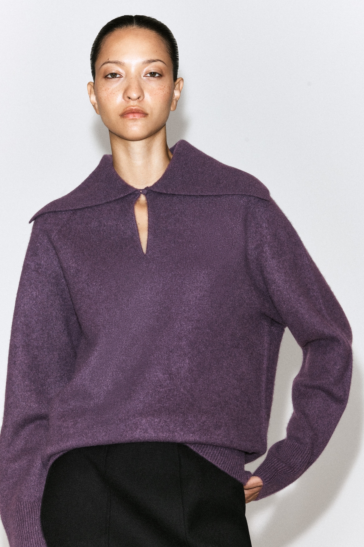 V-DETAIL PURE CASHMERE MOCK-NECK SWEATER — EGGPLANT