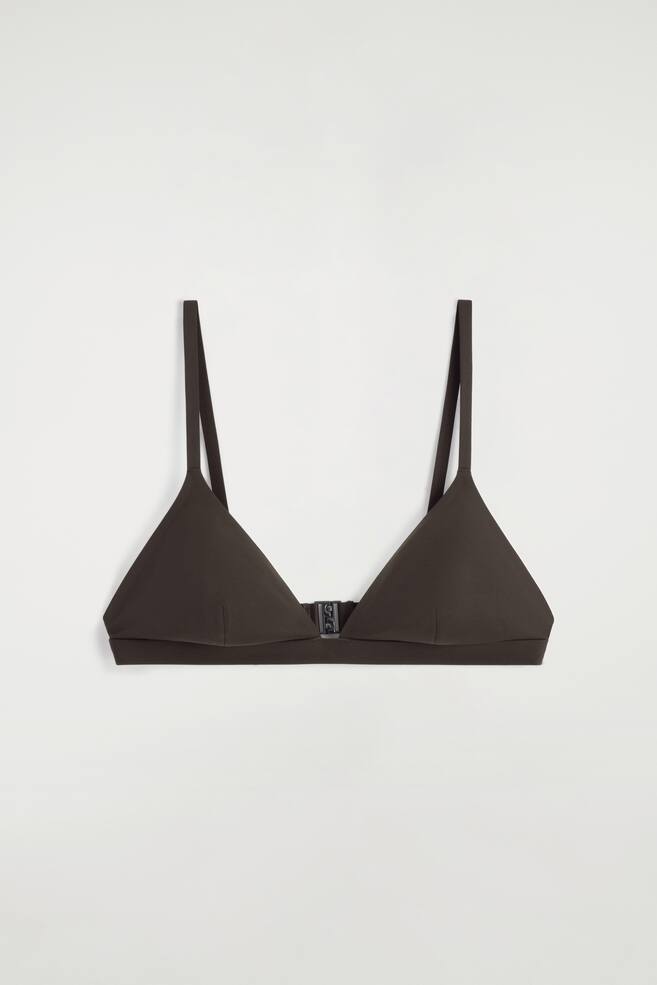 Ein dunkelbraunes Triangel-Bikini-Oberteil präsentiert seine Vorderseite, mit abgenähten Cups, dünnen verstellbaren Schulterträgern und einem Verschluss an der Vorderseite. - 1
