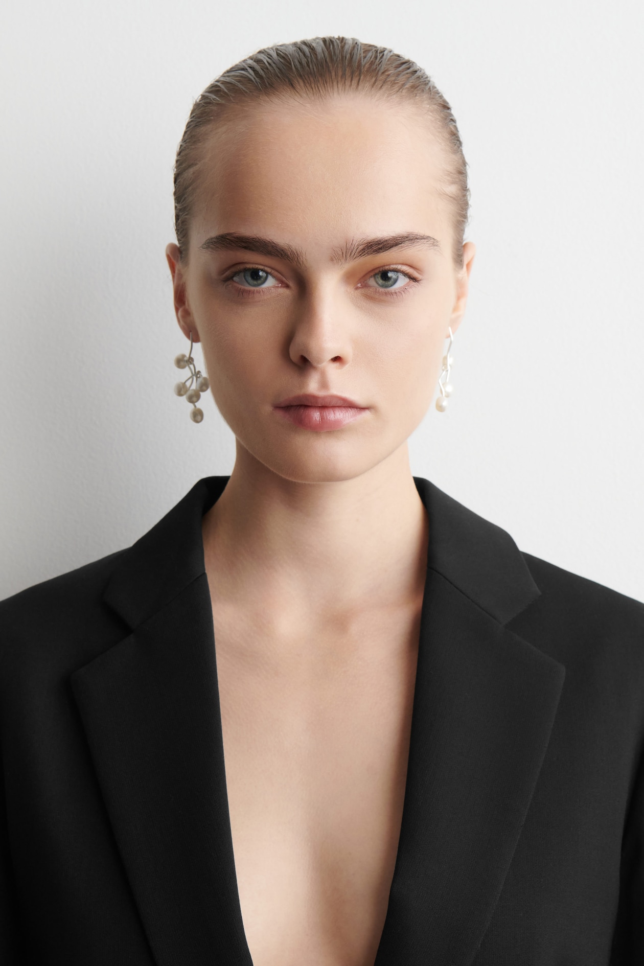 MISMATCHED CASCADING PEARL EARRINGS - SILVER | COS NL