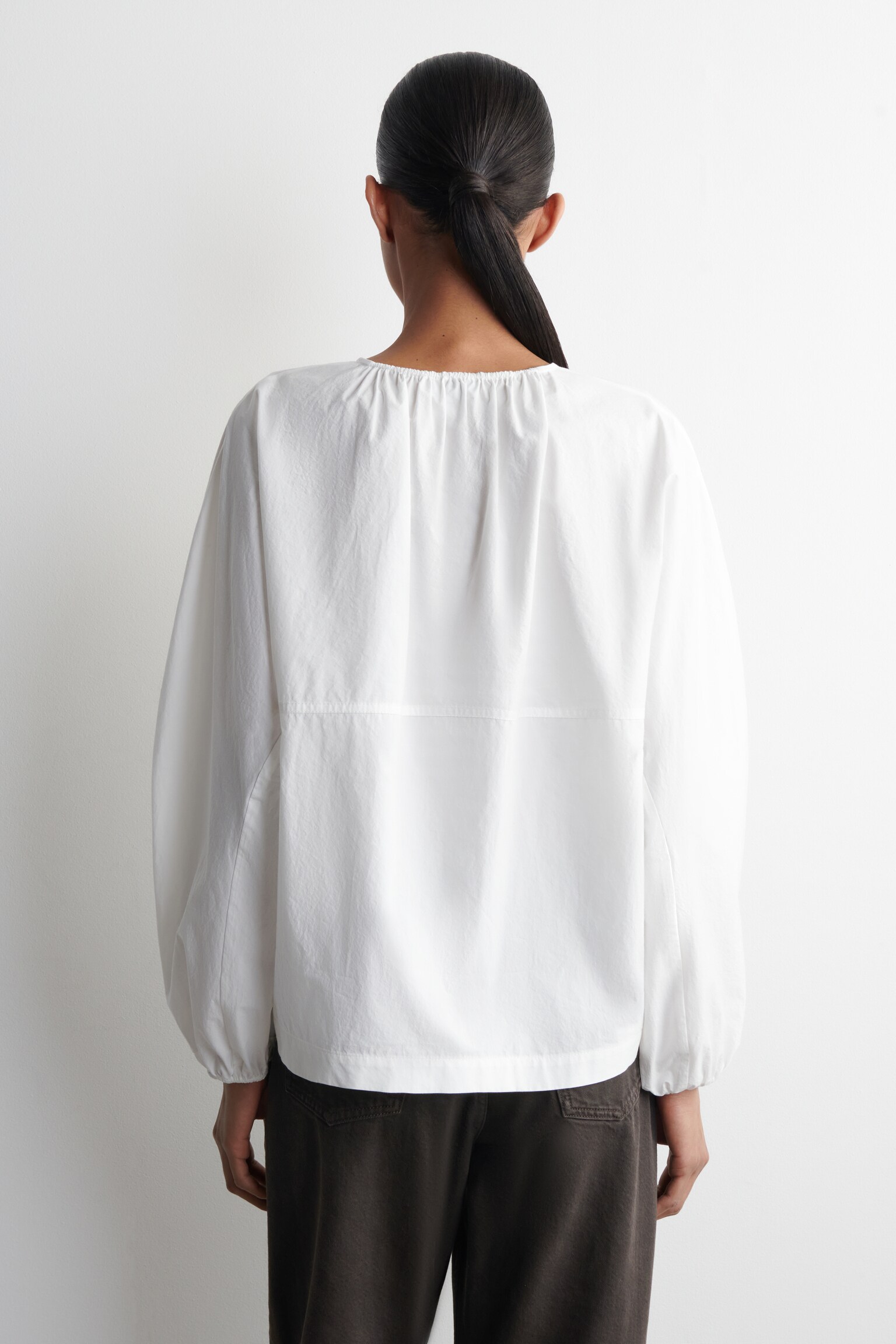 BLOUSE FRONCÉE EN COTON PIMA - BLANC/BAIE - 4