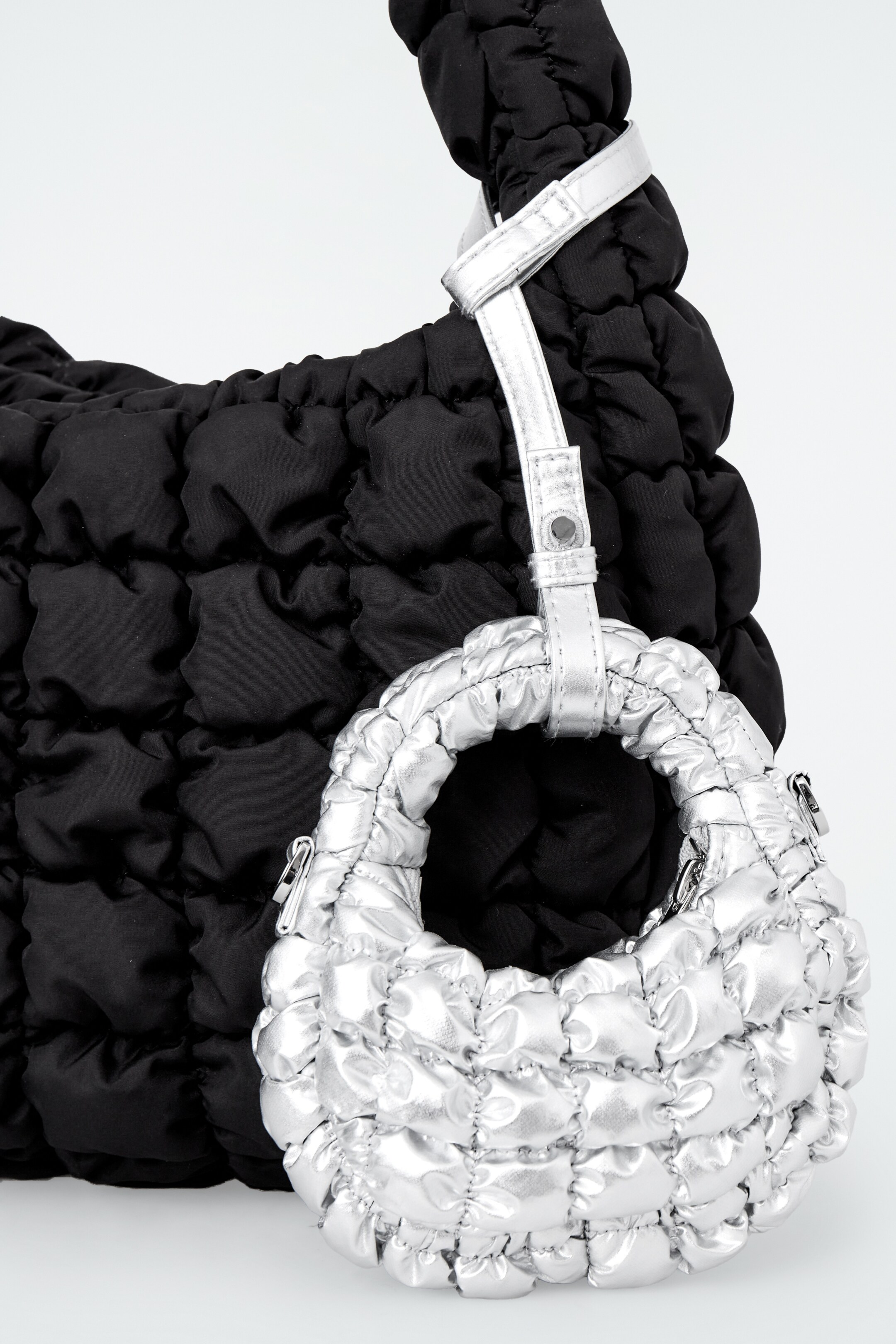 Größeres Bild ansehen: GESTEPPTE MINI-UMHÄNGETASCHE - SILBER - Ladies | H&M DE 5