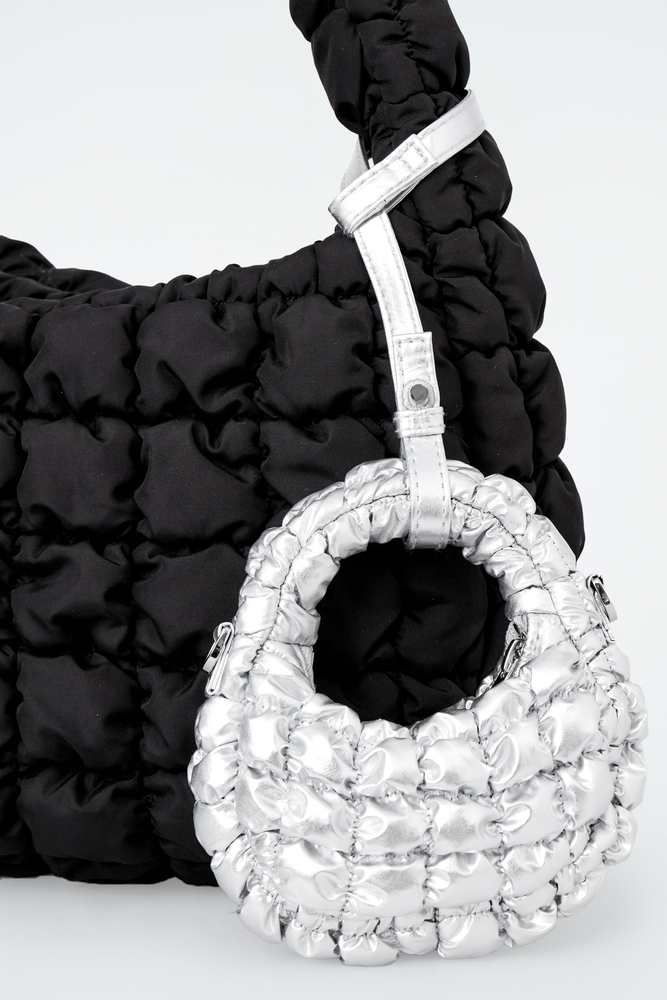 Zobacz większy obraz: PIKOWANA TOREBKA TYPU CROSSBODY – WERSJA NANO - SREBRZYSTY - ONA | H&M PL 4