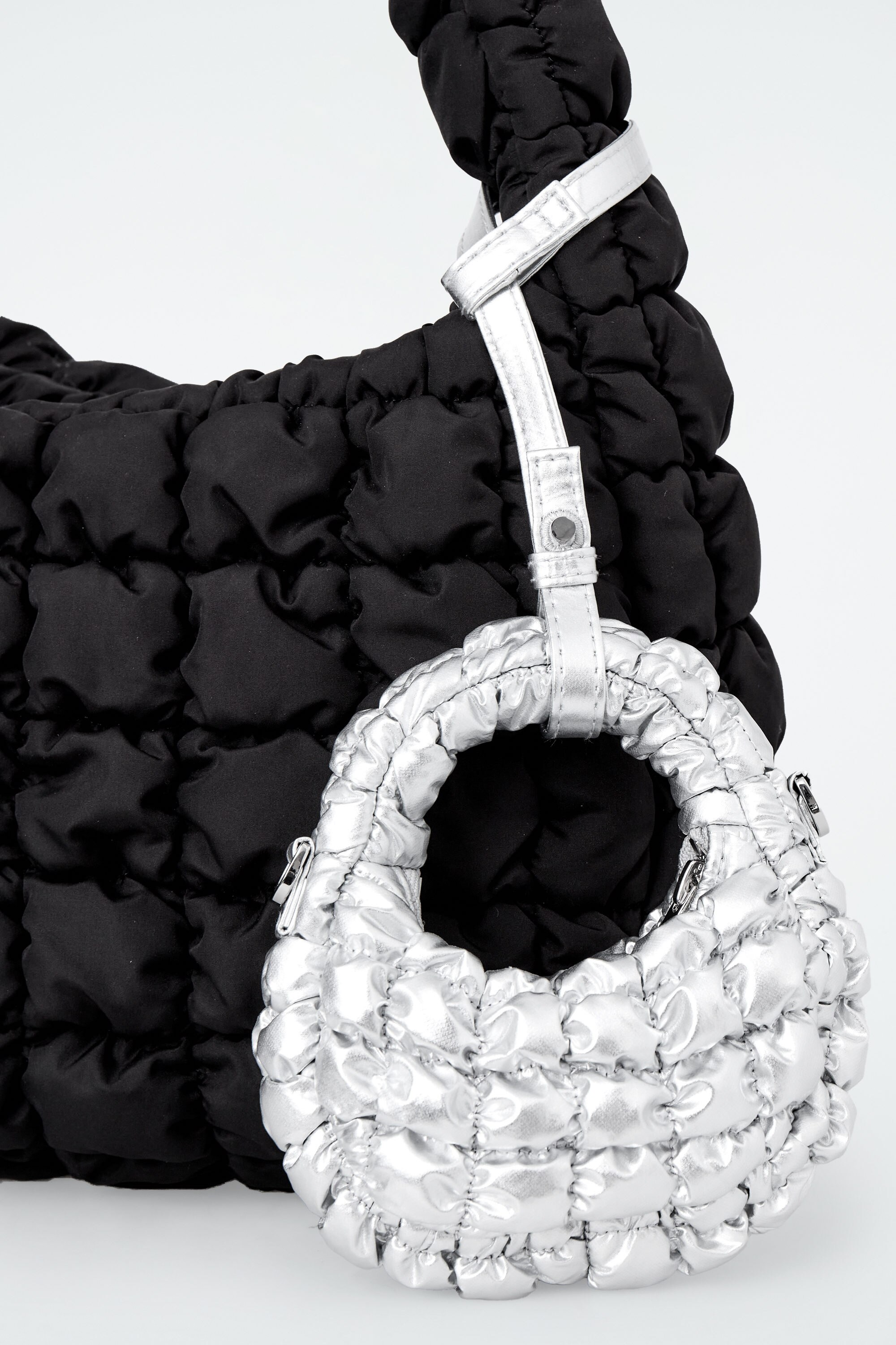 【COS】◆QUILTED NANO CROSSBODY BAG - SILVER◆1244108003◆ QUILTED NANO CROSSBODY BAG - SILVER | COS