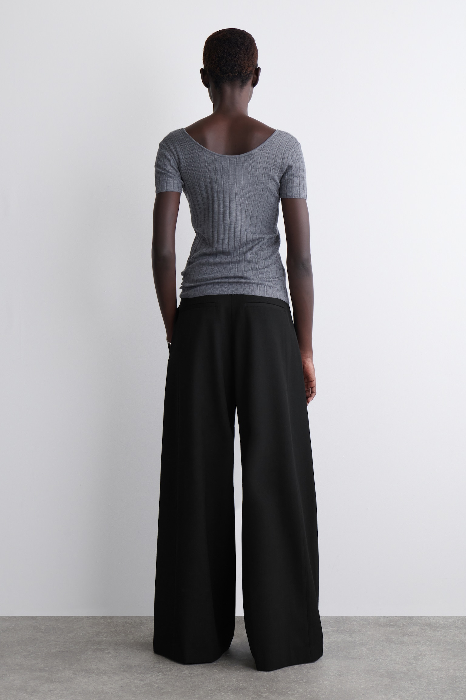PANTALÓN RELAXED FIT MEZCLA DE LANA PERNERA ANCHA - NEGRO/BURDEOS - 3