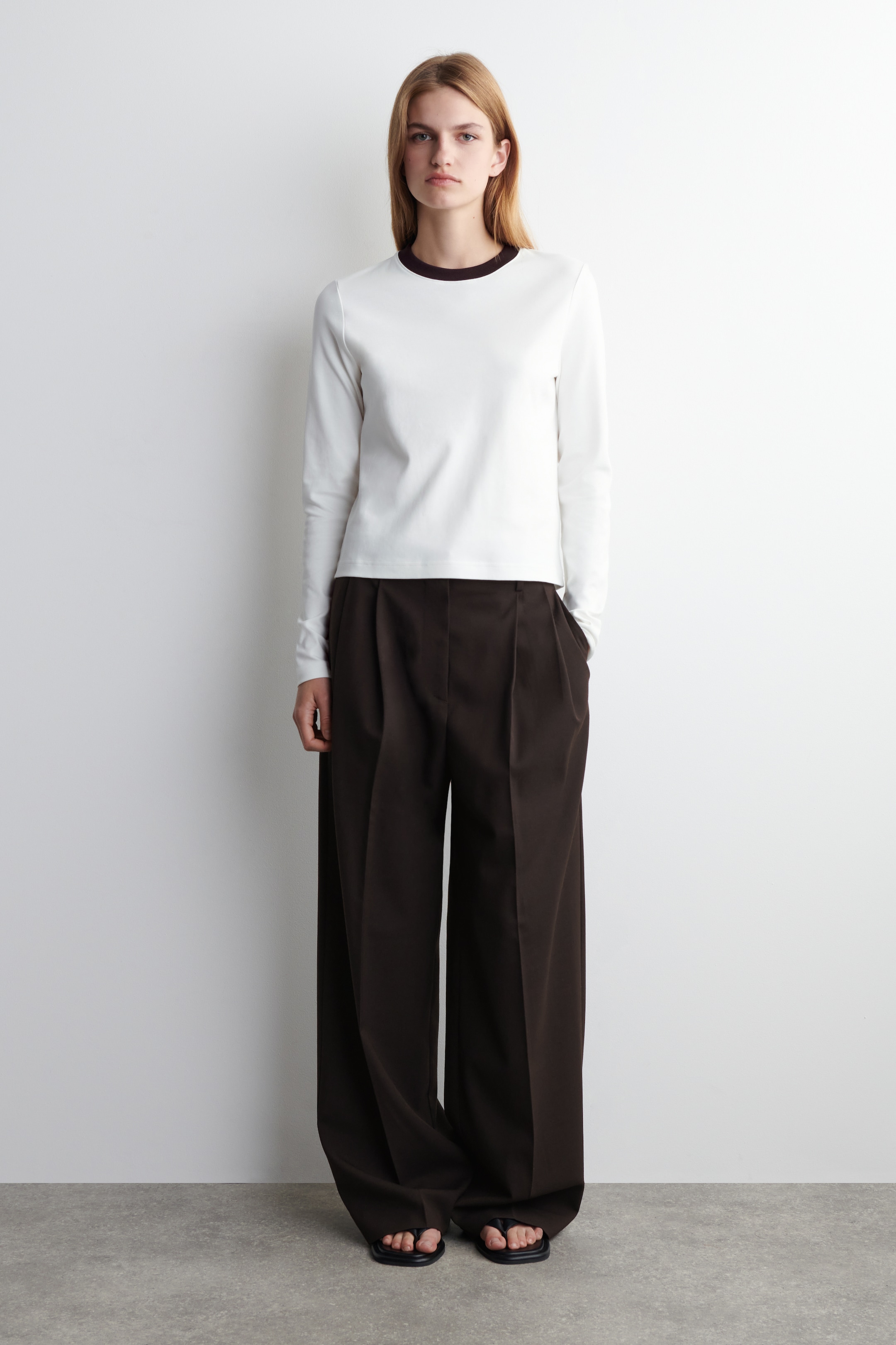 Visualizza immagine più grande: T-SHIRT LINEARE A MANICHE LUNGHE TAGLIO REGOLARE - BIANCO / MARRONE - DONNA | H&M IT 2