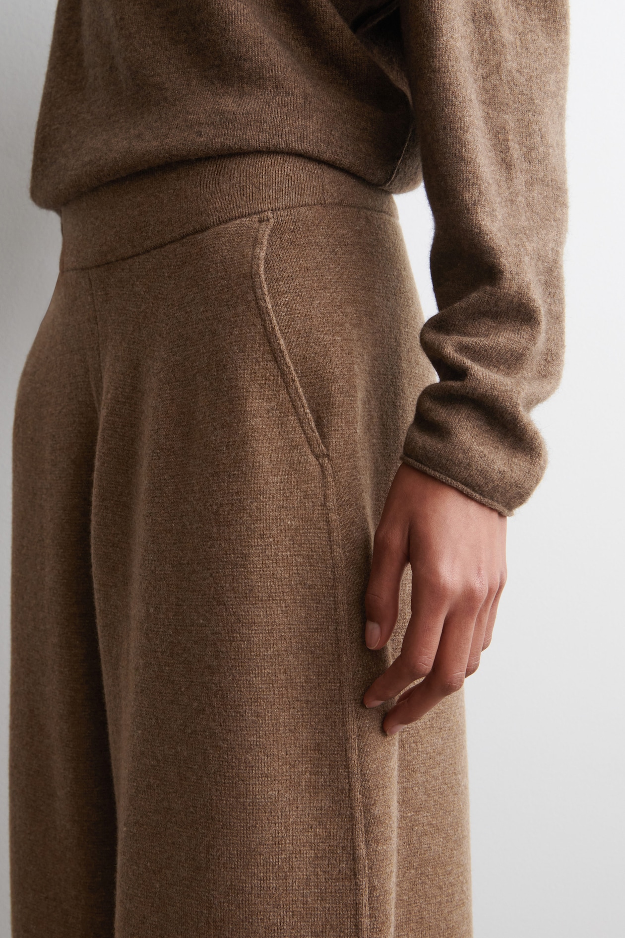 MERINO WOOL BARREL-LEG TROUSERS — BROWN MÉLANGE
