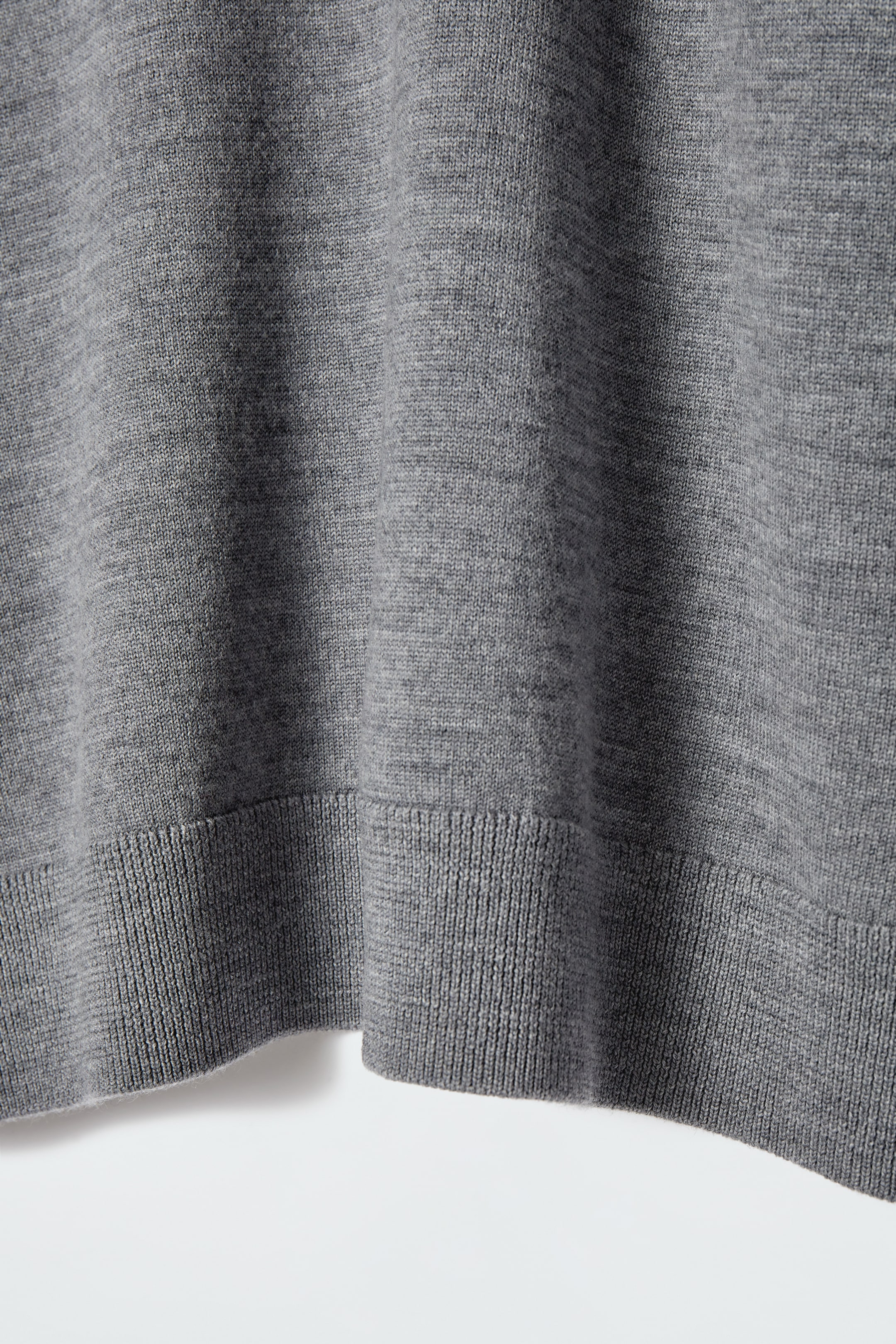 Grösseres Bild ansehen: PULLOVER AUS MERINOWOLLE MIT RUNDHALSAUSSCHNITT - GRAU MELIERT - DAMEN | H&M CH 8