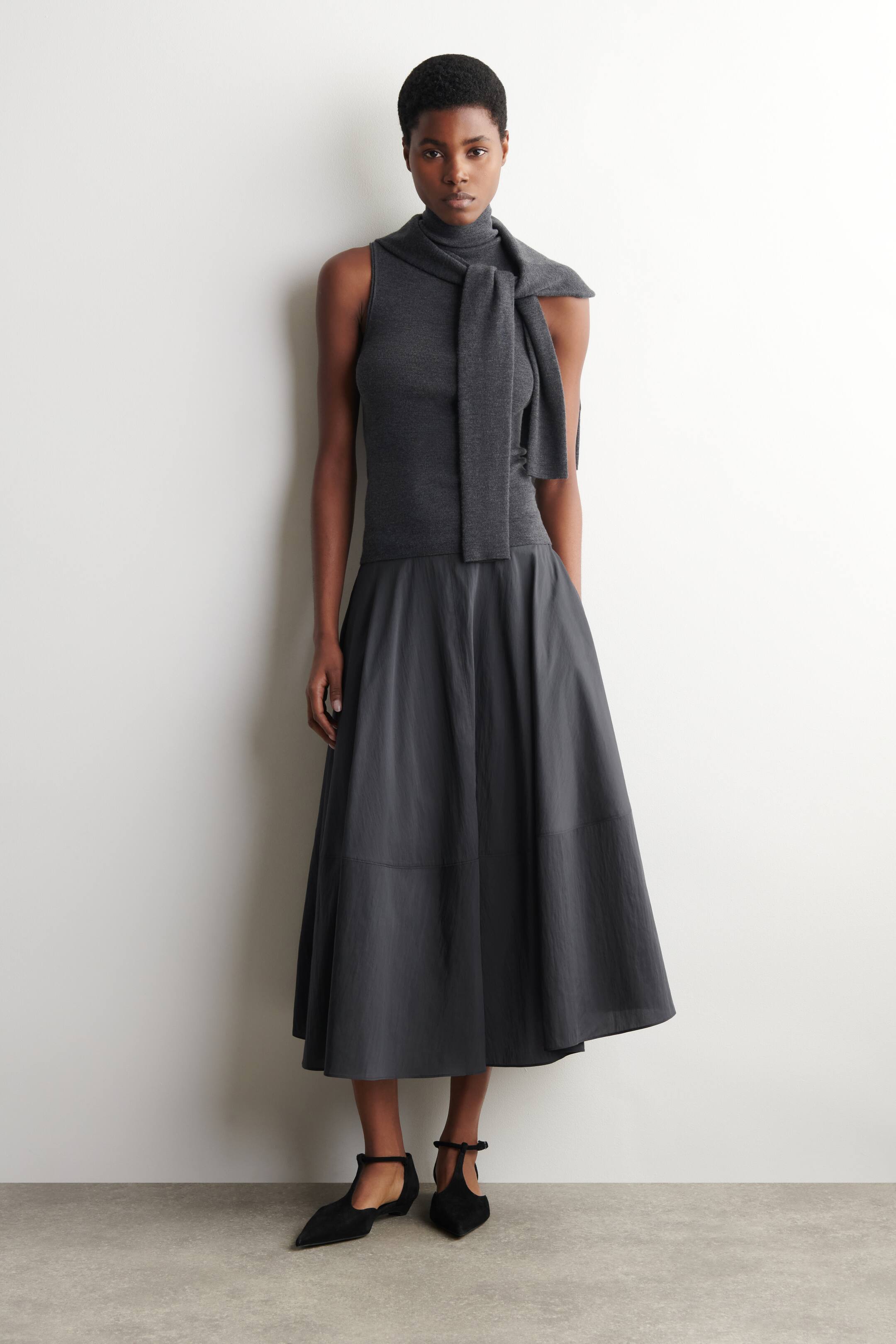 הצגת תמונה גדולה יותר: חצאית מידי בגזרת פעמון - אפור כהה - Ladies | H&M IL 1