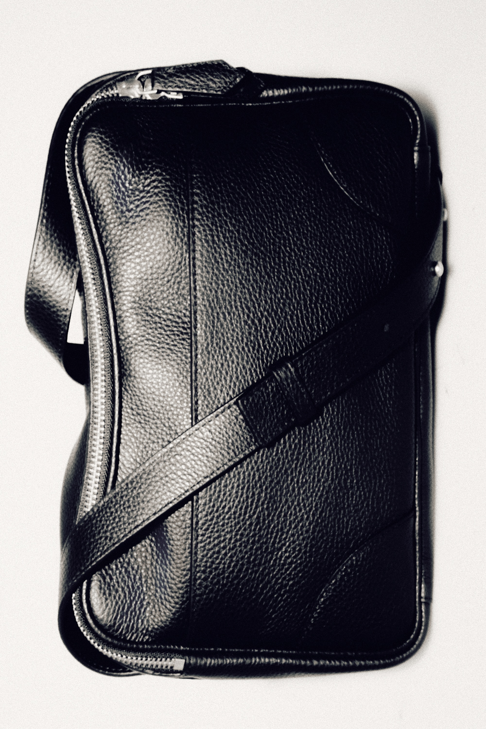 CLASSIC CROSSBODY BAG - LEATHER