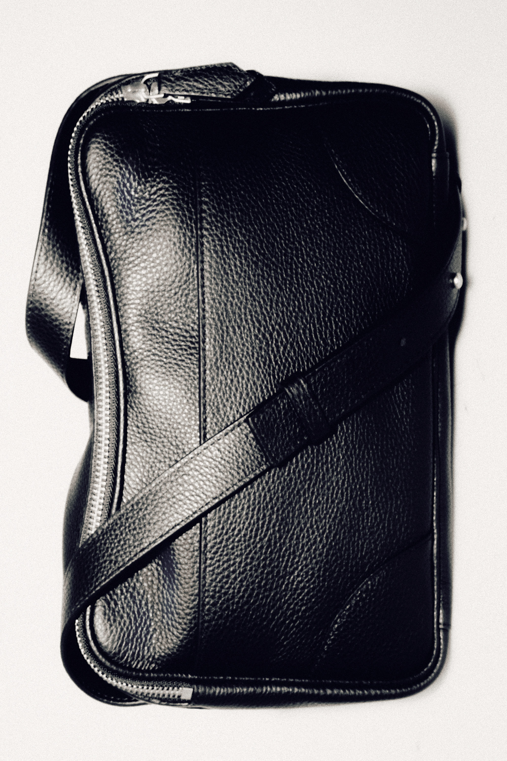 COS クロスボディレザーバッグ ブラック CLASSIC CROSSBODY BAG - LEATHER - BLACK | COS US
