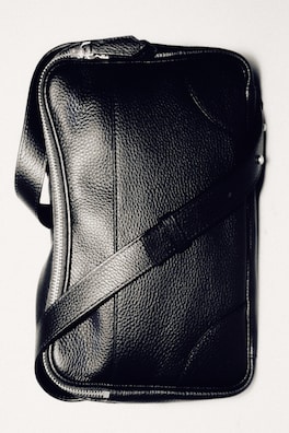 CLASSIC CROSSBODY BAG - LEATHER — BLACK 6