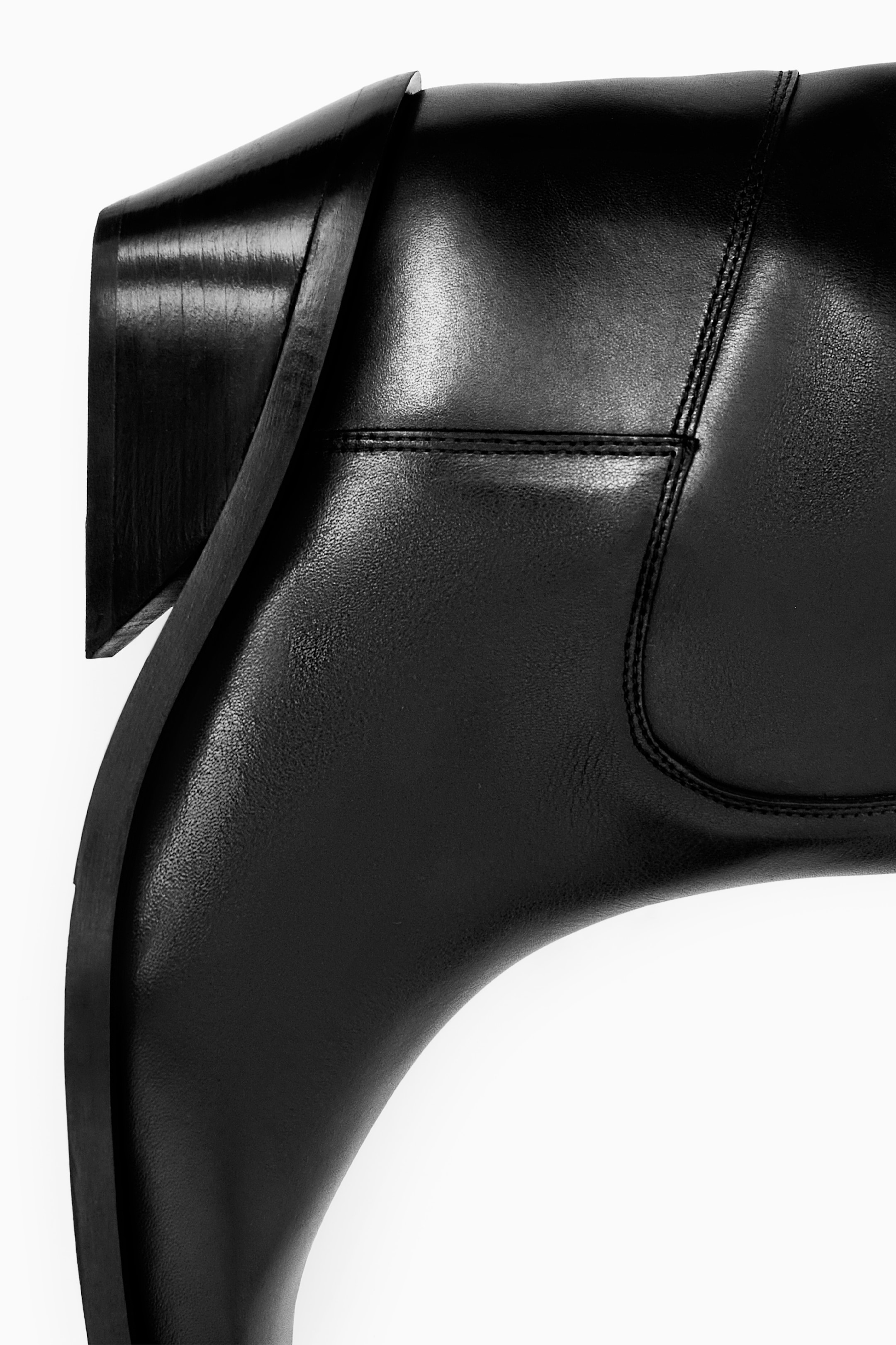 Visa större bild: KNÄHÖGA COWBOYBOOTS I LÄDER - SVART - DAM | H&M SE 3