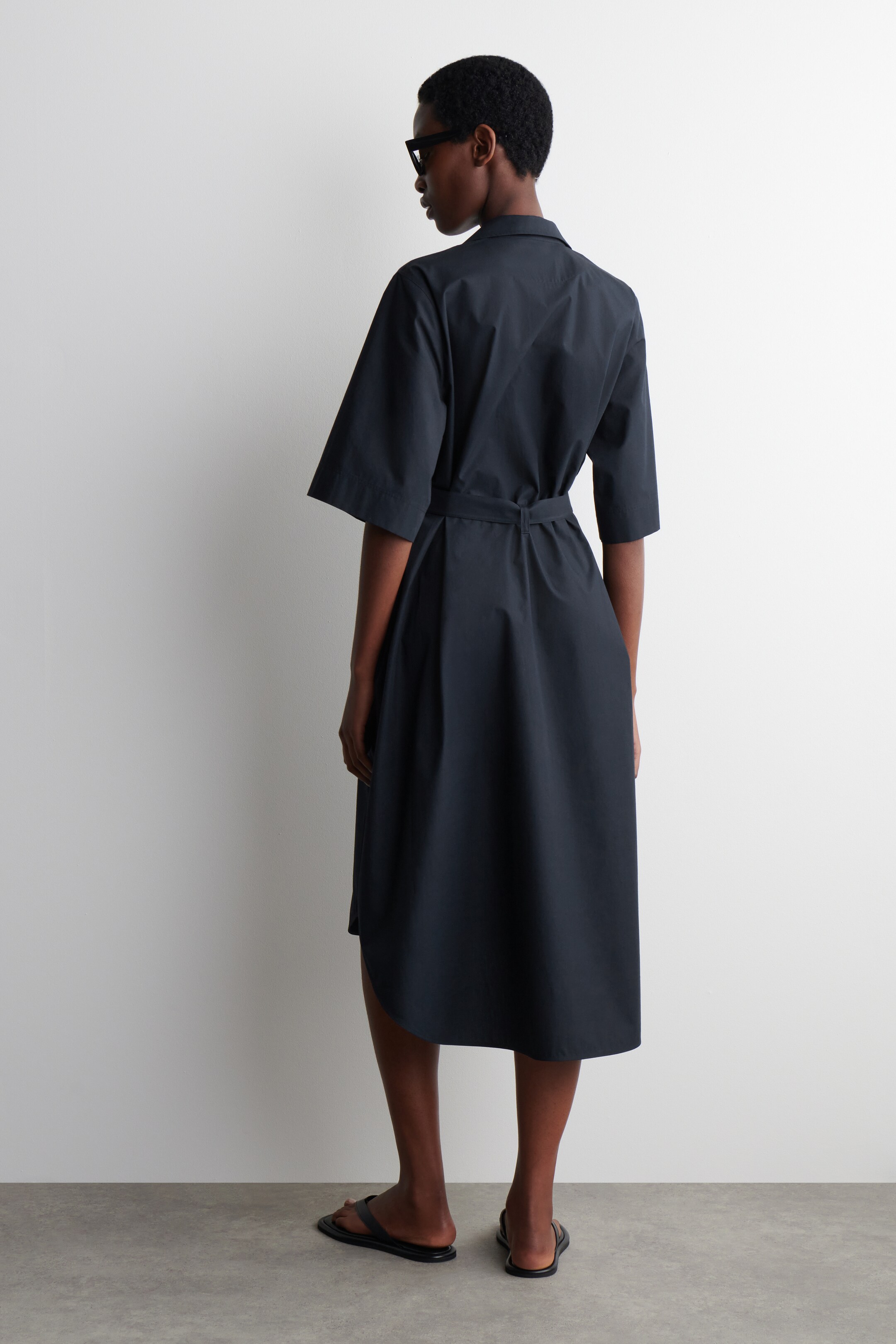 Grotere afbeelding bekijken: Jurk met ceintuur en korte mouwen tot op de kuit - MARINEBLAUW - DAMES | H&M BE 4