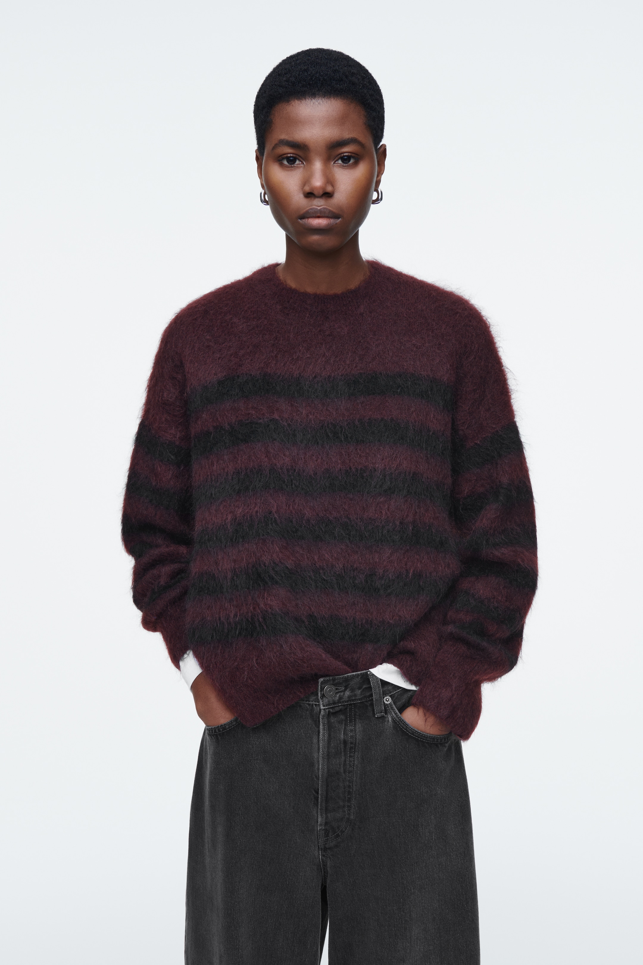Grösseres Bild ansehen: PULLOVER MIT RUNDHALSAUSSCHNITT AUS MOHAIR - SCHWARZ/BURGUNDERROT/GESTREIFT - DAMEN | H&M CH 1