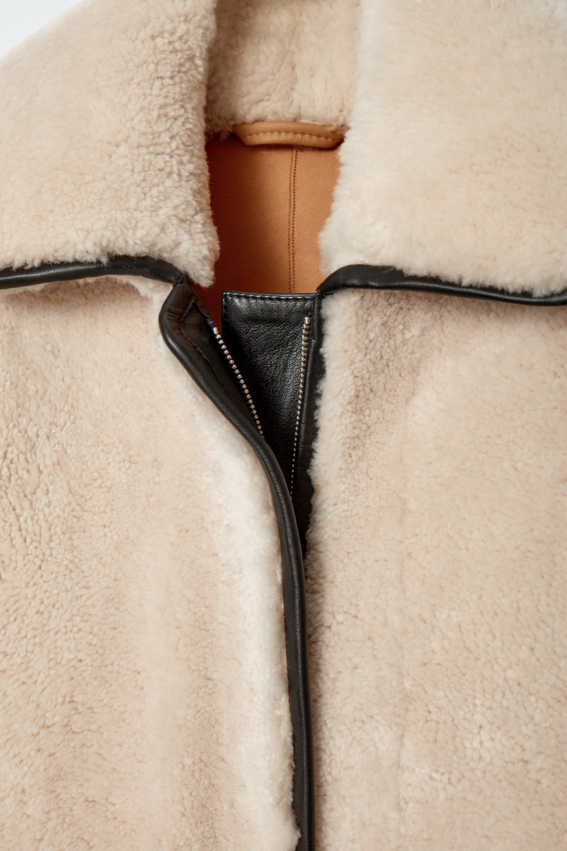 Agrandir l'image: MANTEAU EN PEAU LAINÉE BORDÉ DE CUIR - CRÈME - FEMME | H&M CH 13