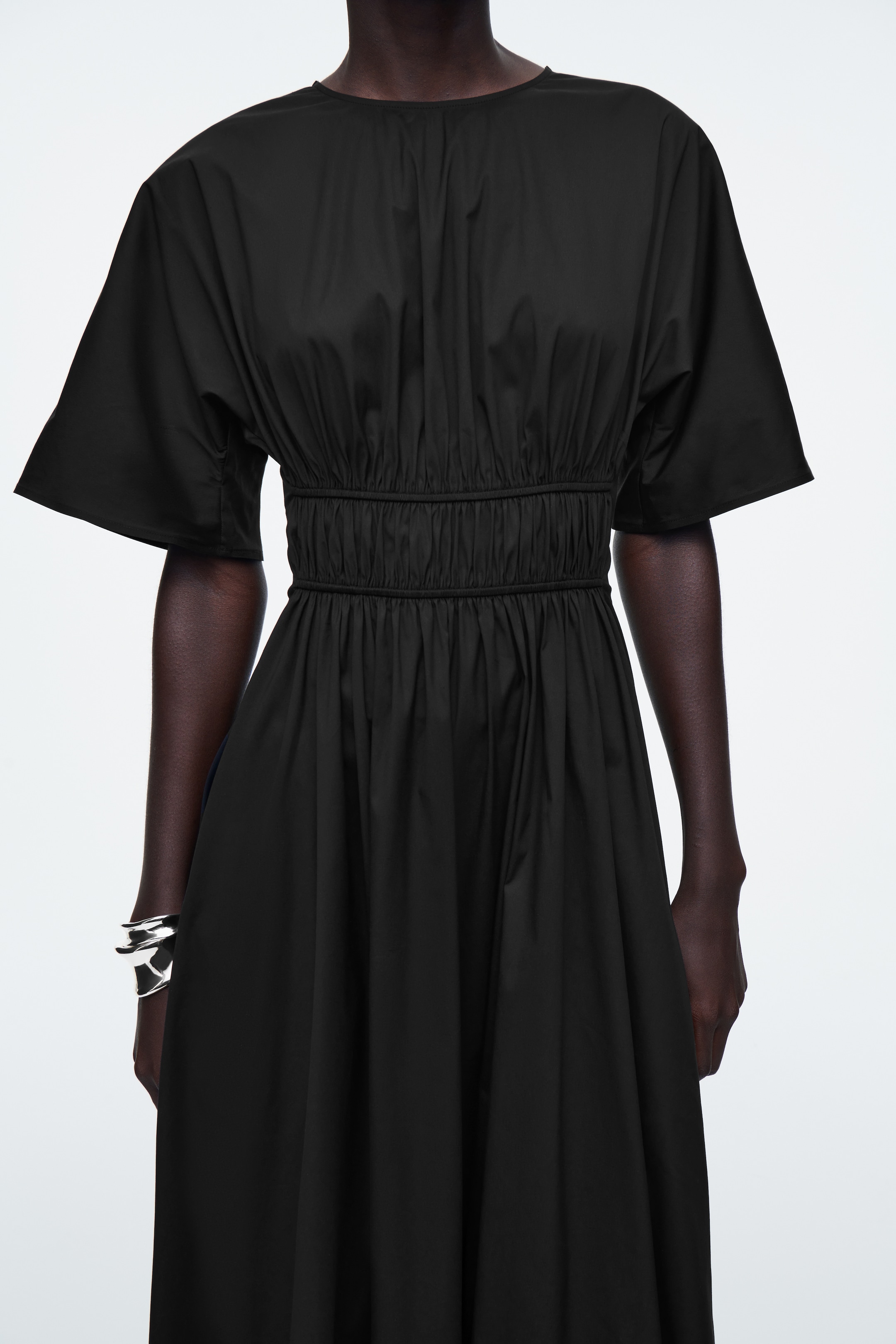 Grotere afbeelding bekijken: GEGROEPEERDE MIDI-JURK MET OPEN RUG - ZWART - DAMES | H&M BE 2