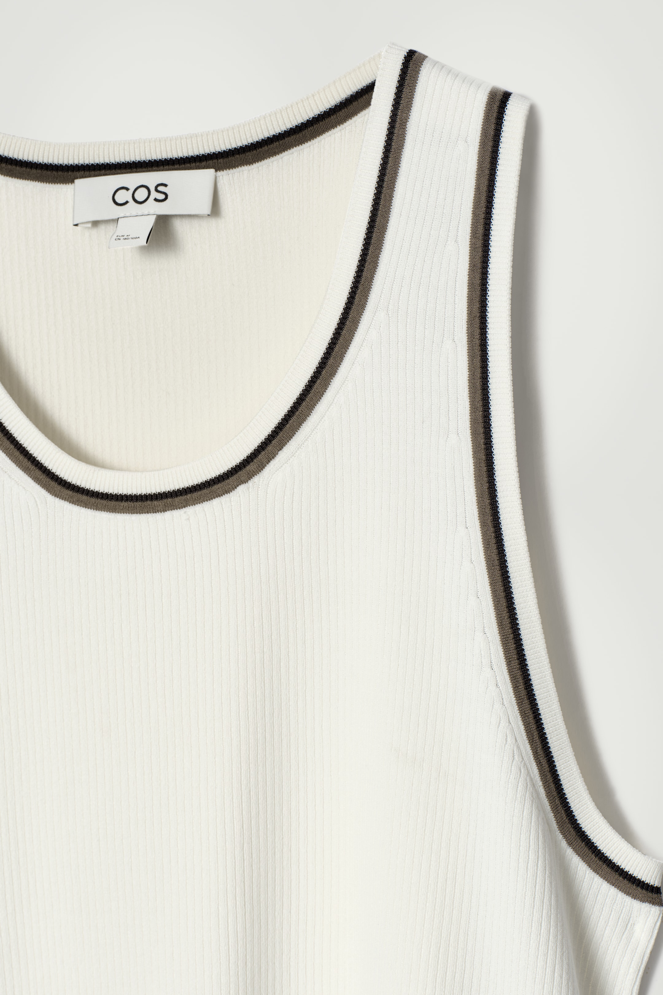 Grösseres Bild ansehen: GERIPPTES TANKTOP MIT KONTRASTPARTIE - WEISS - HERREN | H&M CH 7