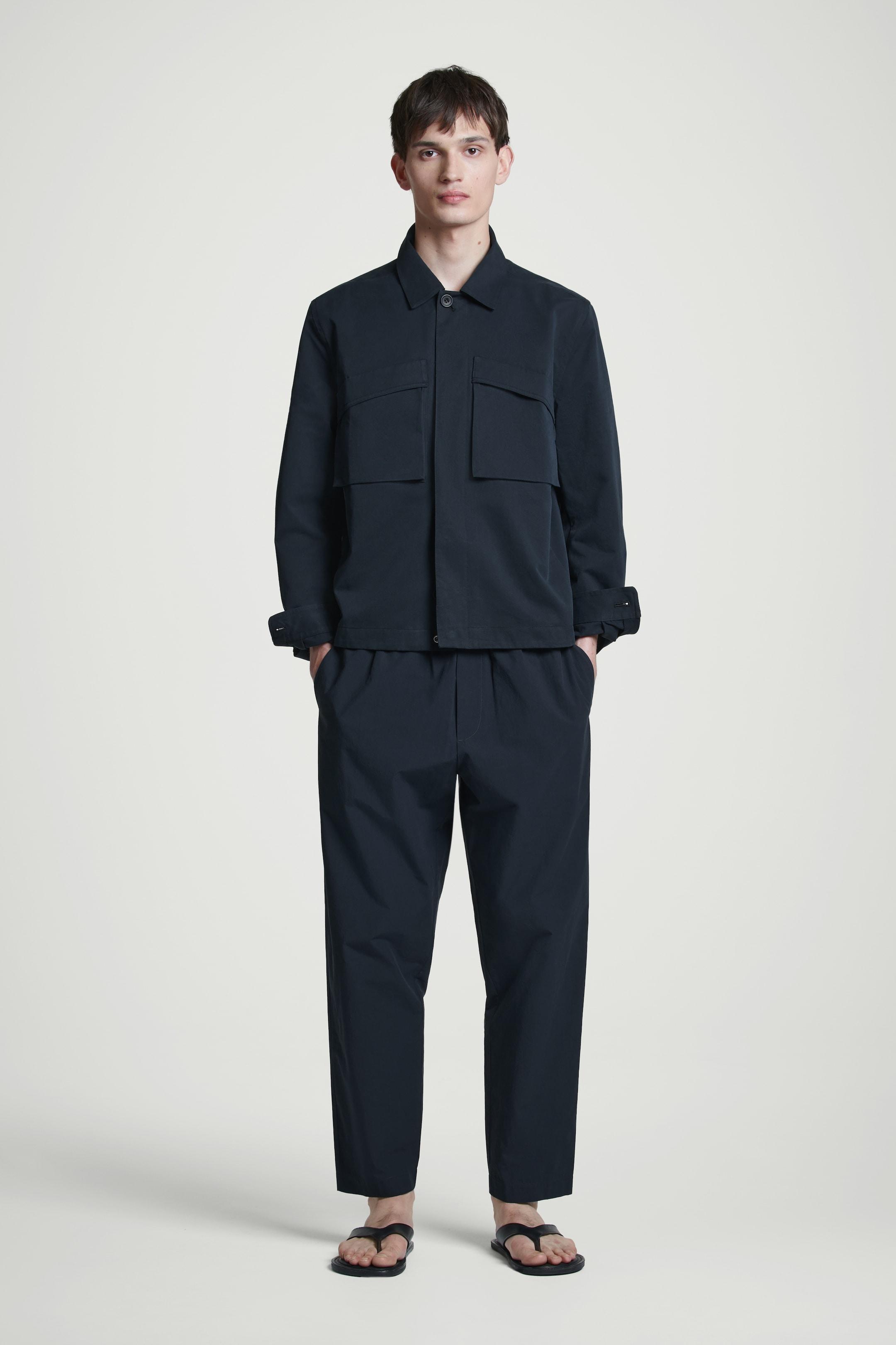 Grösseres Bild ansehen: SCHMAL ZULAUFENDE BAUMWOLLHOSE - NAVYBLAU - HERREN | H&M CH 1
