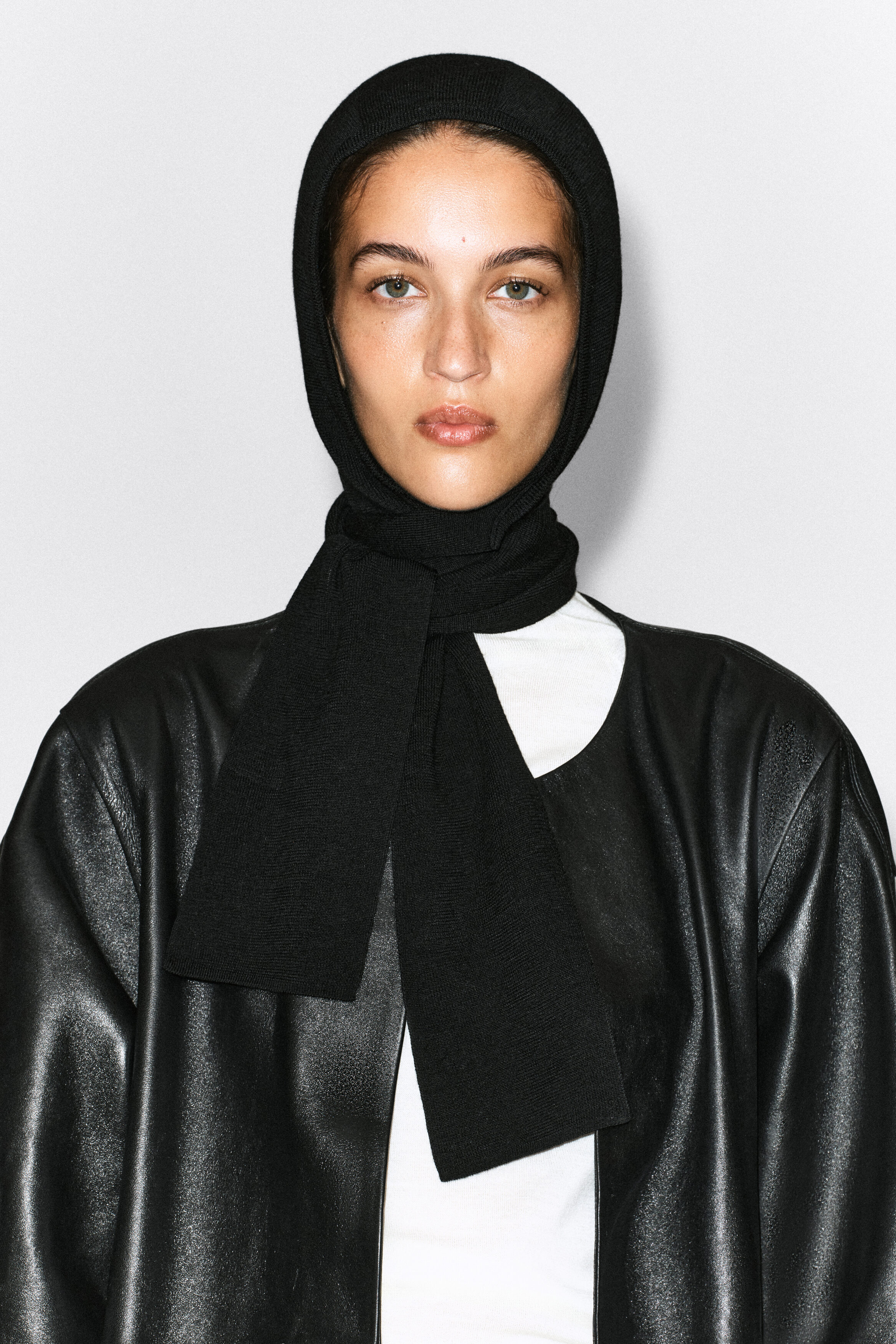 MERINO WOOL HOODED SCARF
