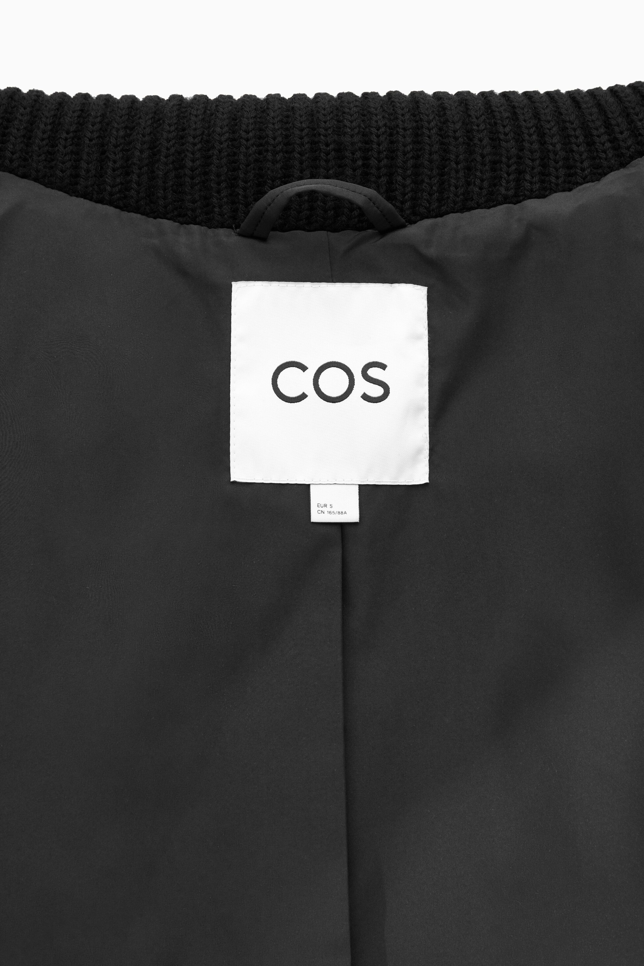 Näytä suurempi kuva: OVERSIZED KNITTED-COLLAR QUILTED JACKET - BLACK - NAISET | H&M FI 2