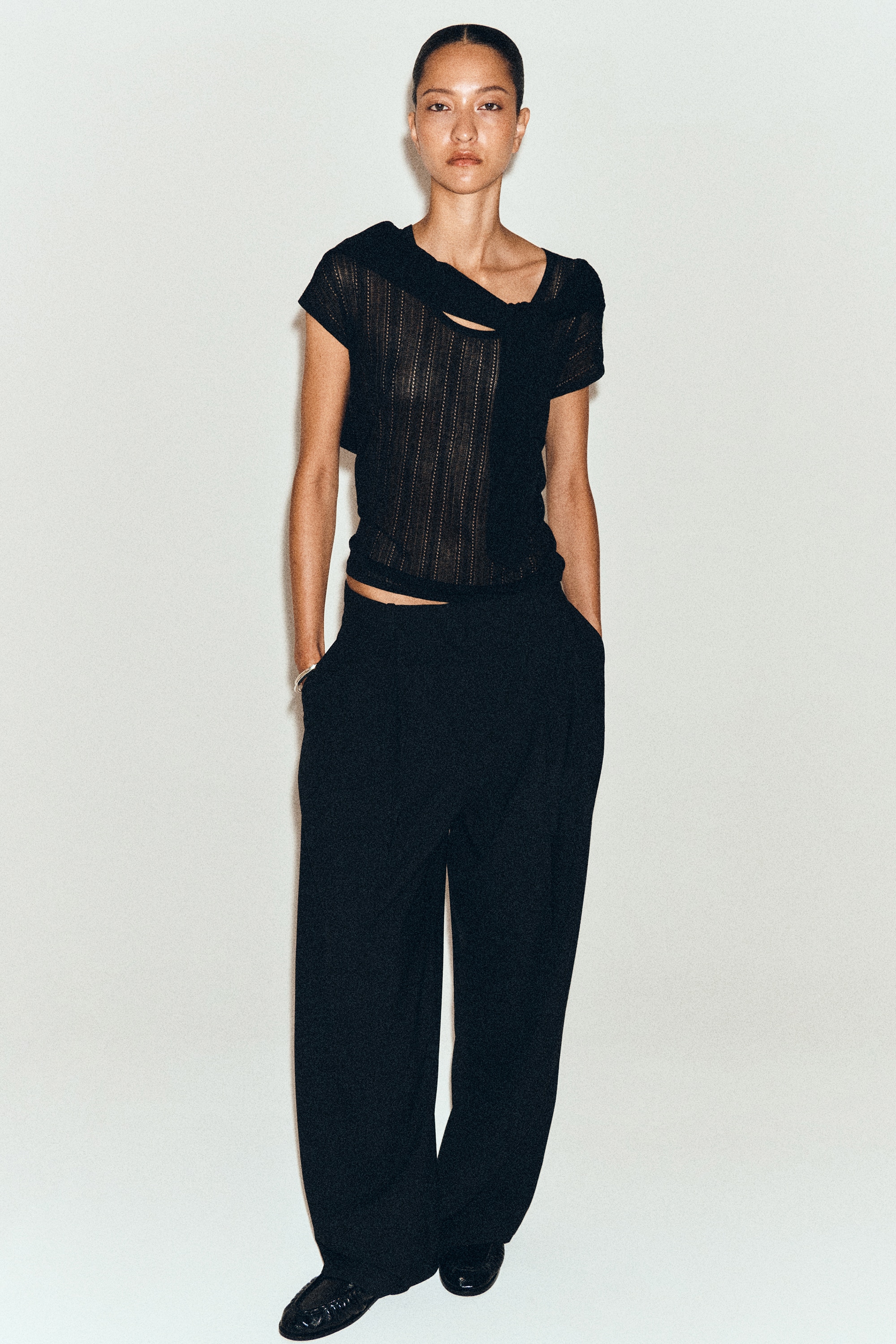 Camiseta em renda com malha em losangos - PRETO